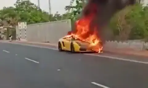     Un vendeur de voitures brûle une Lamborghini lors d'un conflit de commission avec un collègue