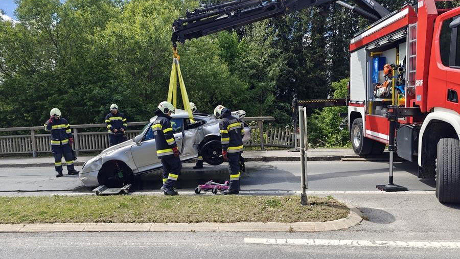  Porsche 993 Turbo Flies Off A Bridge And Plunges Into A River