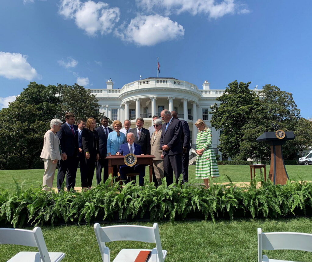  Trump Vows To Dismantle Biden&rsquo;s Climate Agenda While Asking $1 Billion From Oil Execs