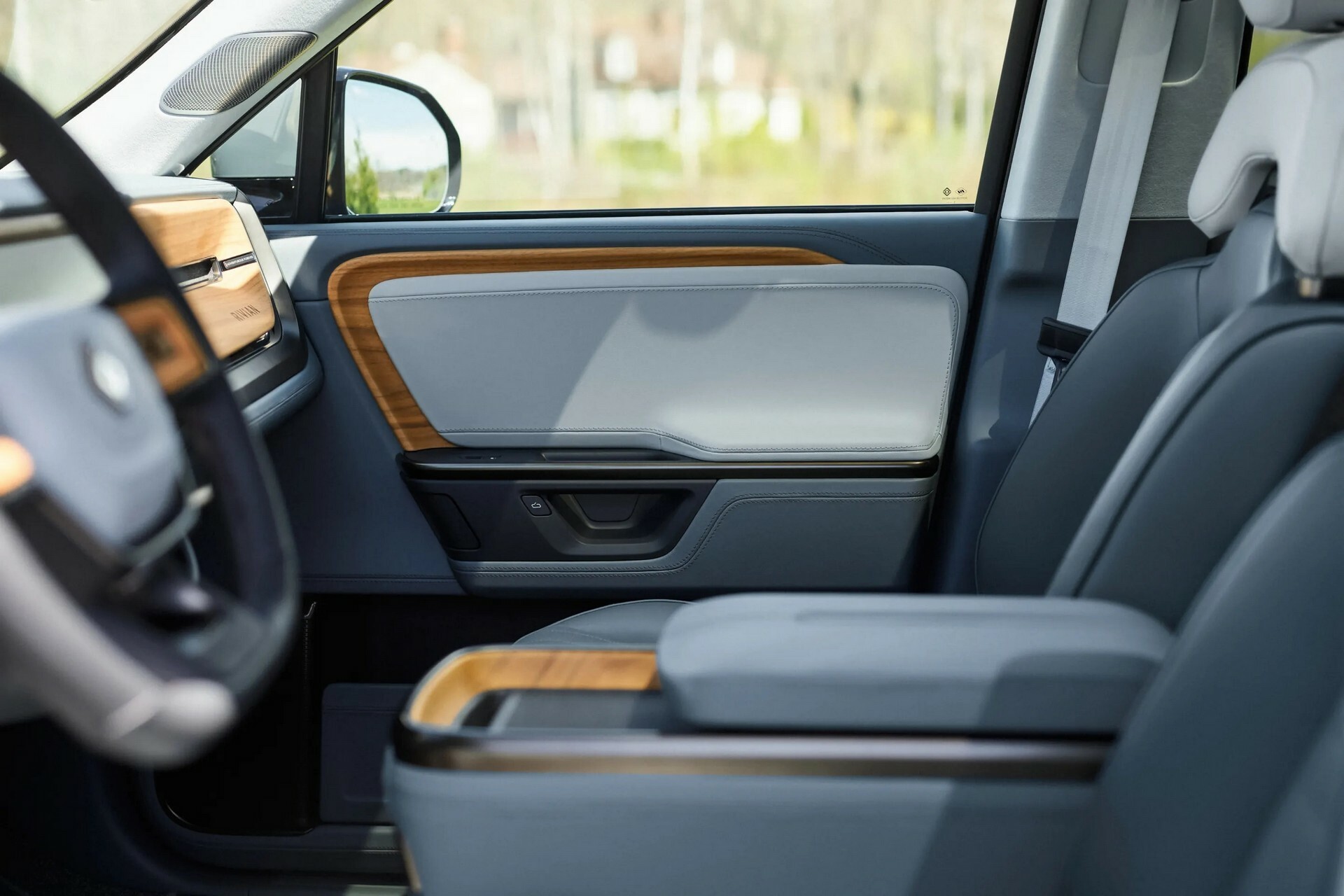 2024 Rivian R1S 606 10