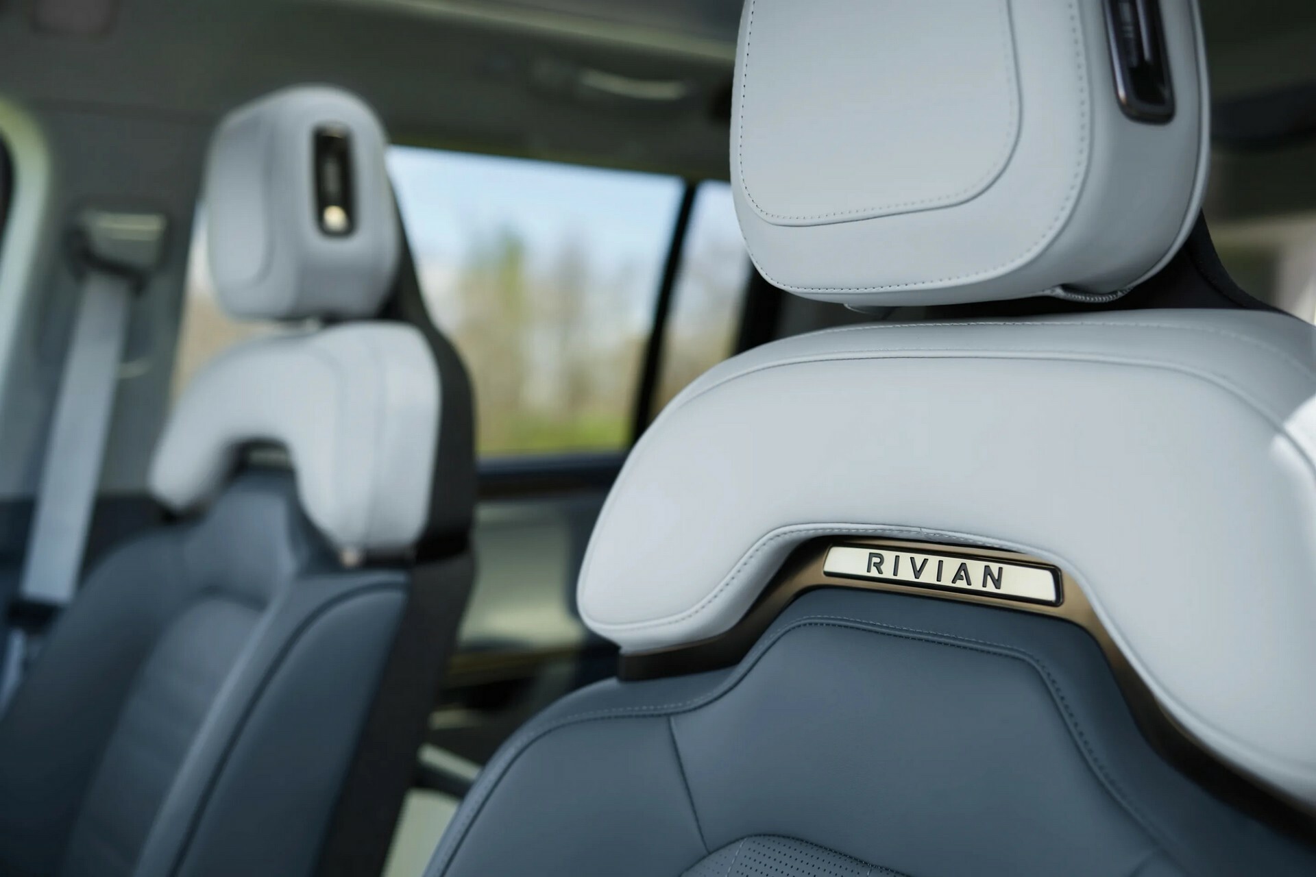 2024 Rivian R1S 606 12