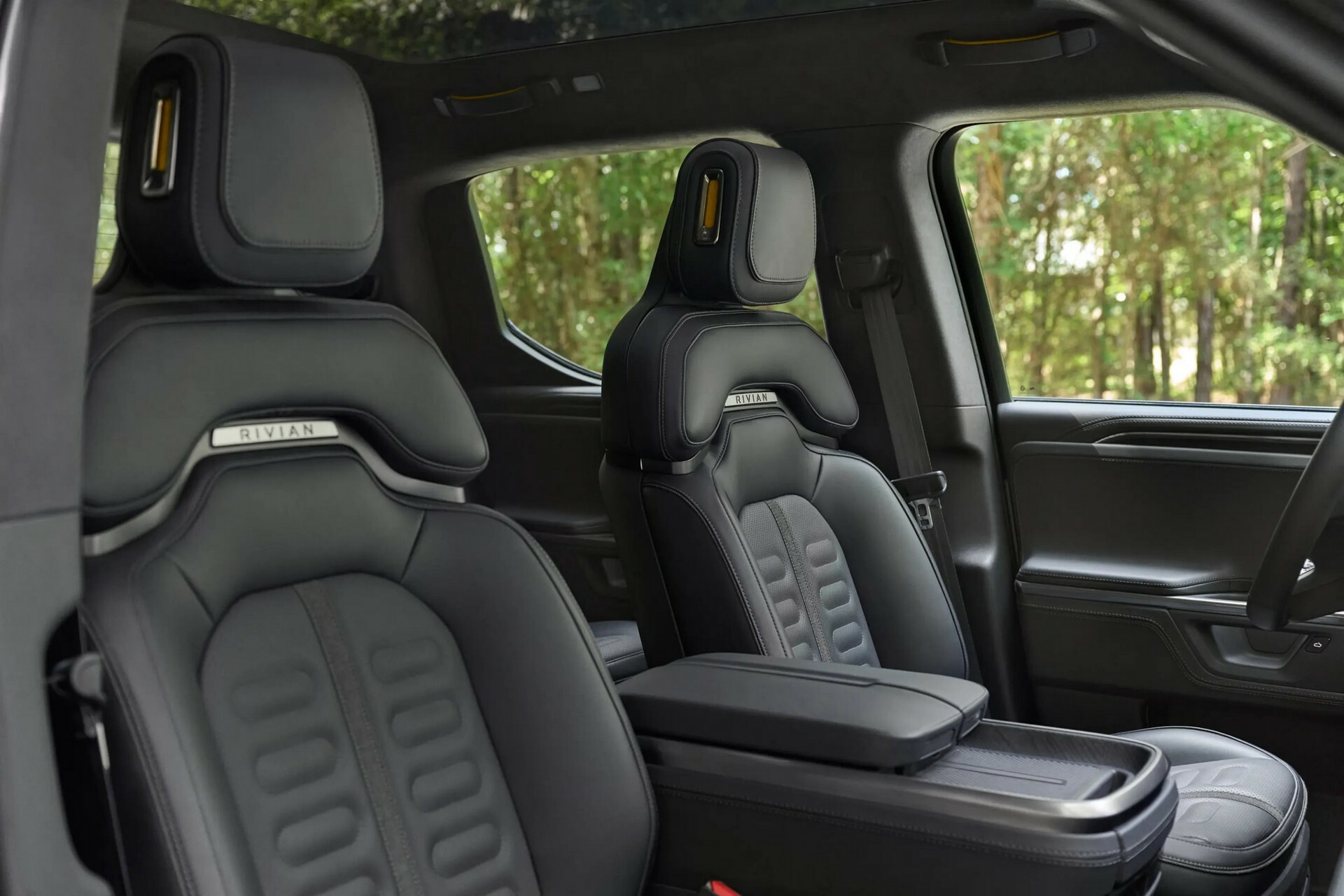 2024 Rivian R1S 606 14