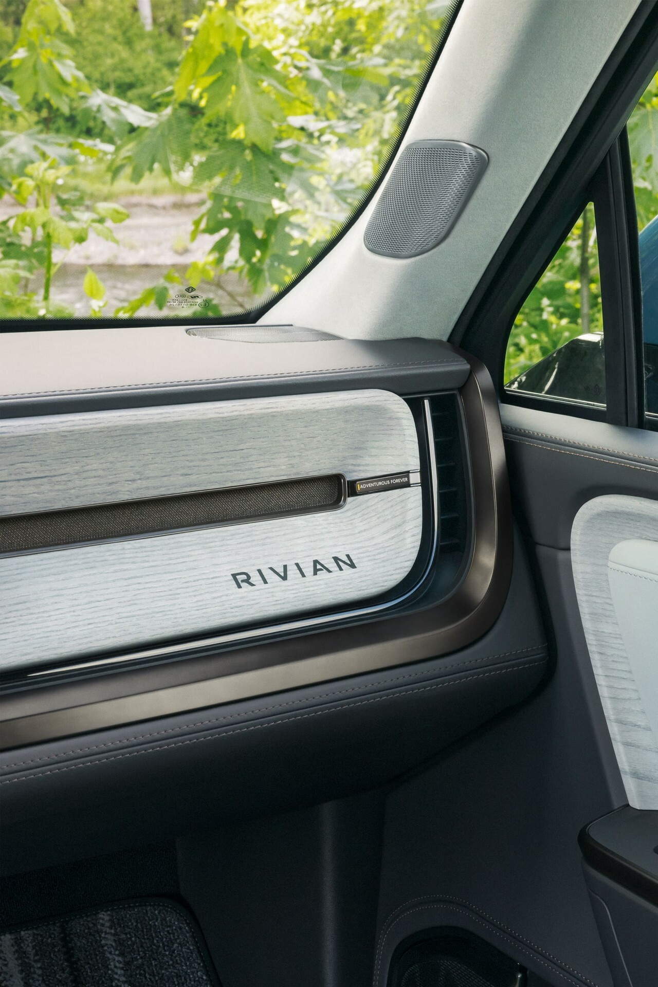 2024 Rivian R1T 606 13
