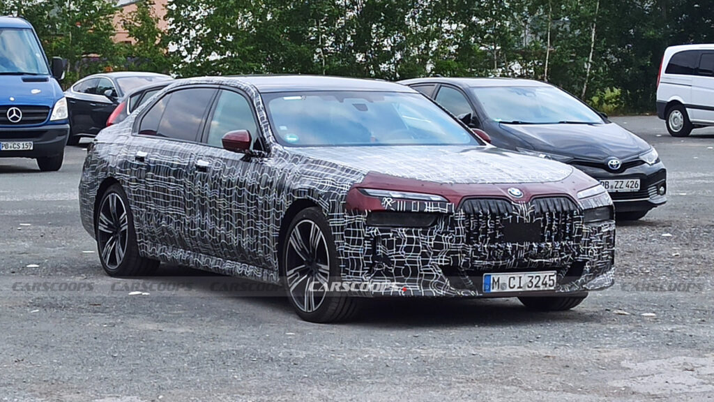  U Spy The BMW i7 M70 With A Slightly Sportier Rear End