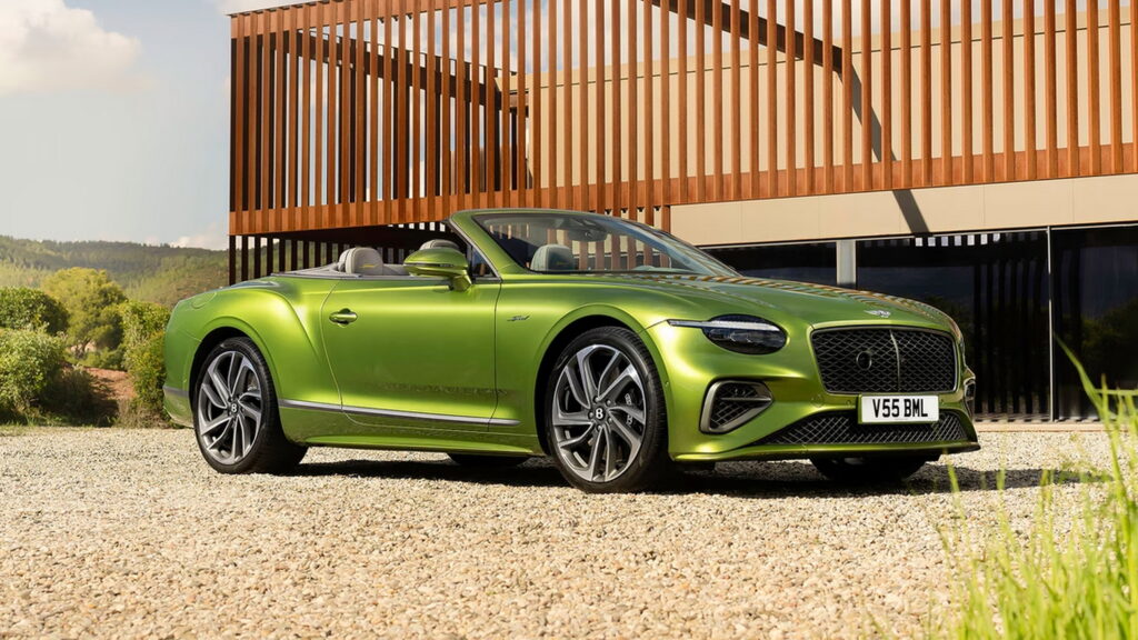 Вісім Bentley вартістю 290 000 доларів залишили завод із неправильним карданним валом