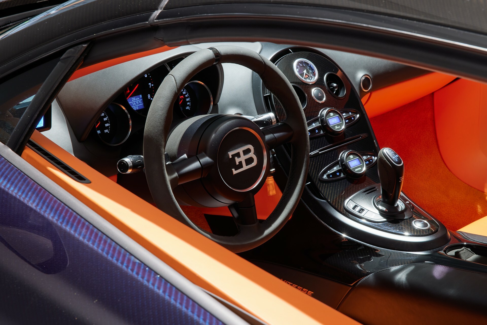All-Carbon Bugatti Veyron Grand Sport Vitesse Is A $3 Million Art Piece |  Carscoops, image size:1920x1281