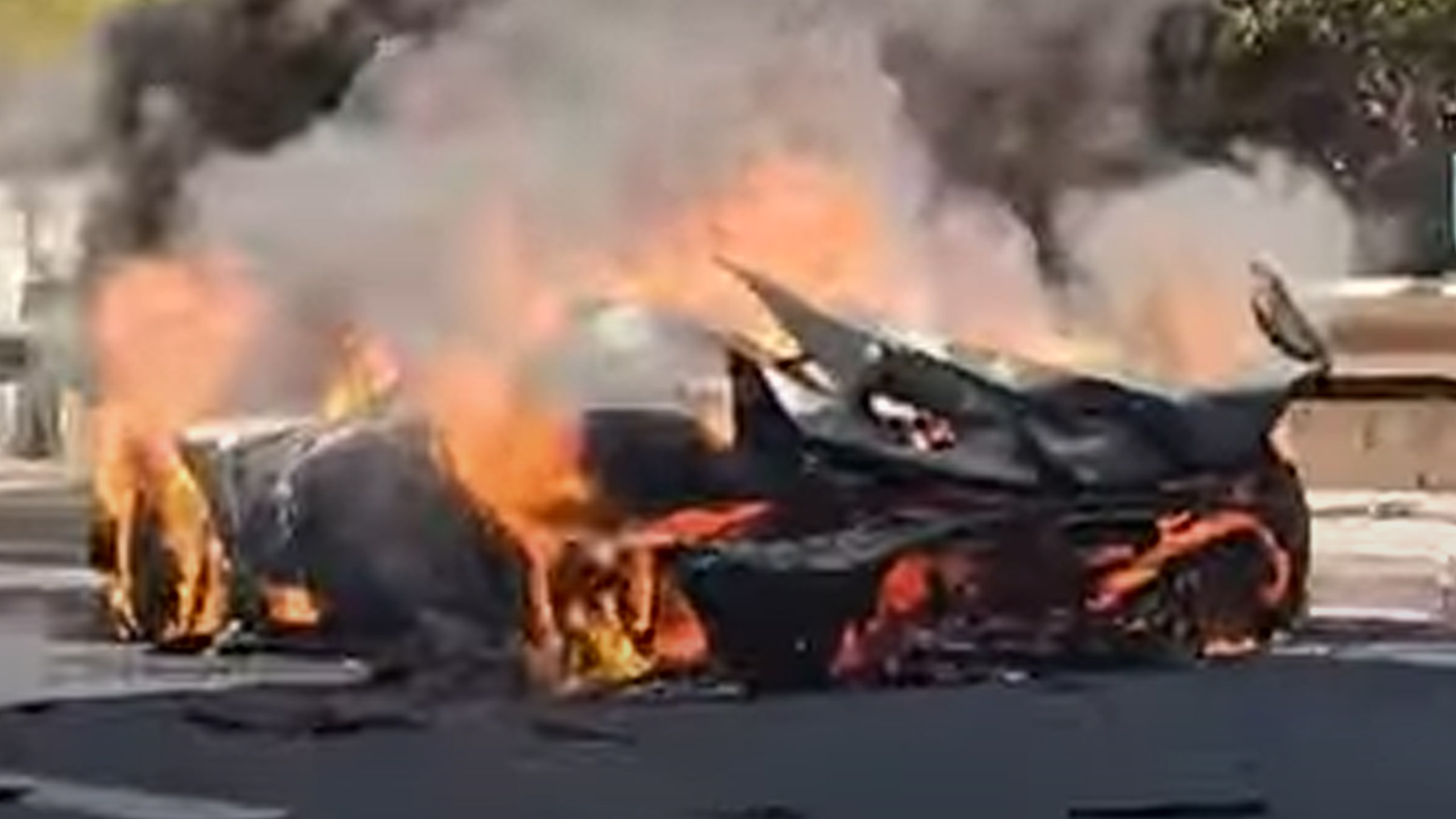 Chiếc Koenigsegg Jesko làm hoàn toàn bằng sợi carbon bị cháy rụi ở Hy Lạp | Carscoops