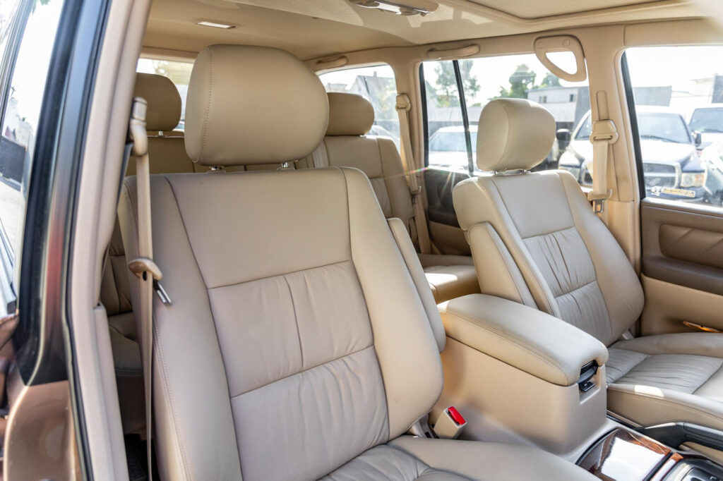  This Immaculate 7,100-Mile 1998 Toyota Land Cruiser V8 Or A Brand New MY24 Hybrid?