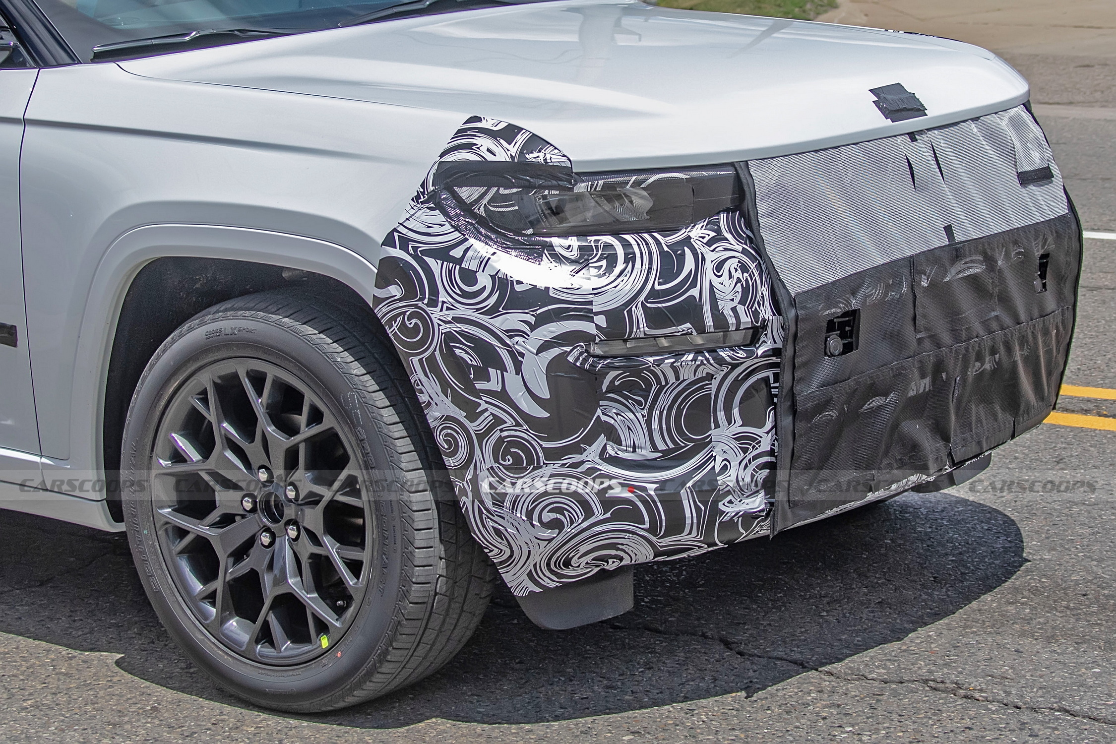 Facelifted Jeep Grand Cherokee Spied Hiding New Look And Interior