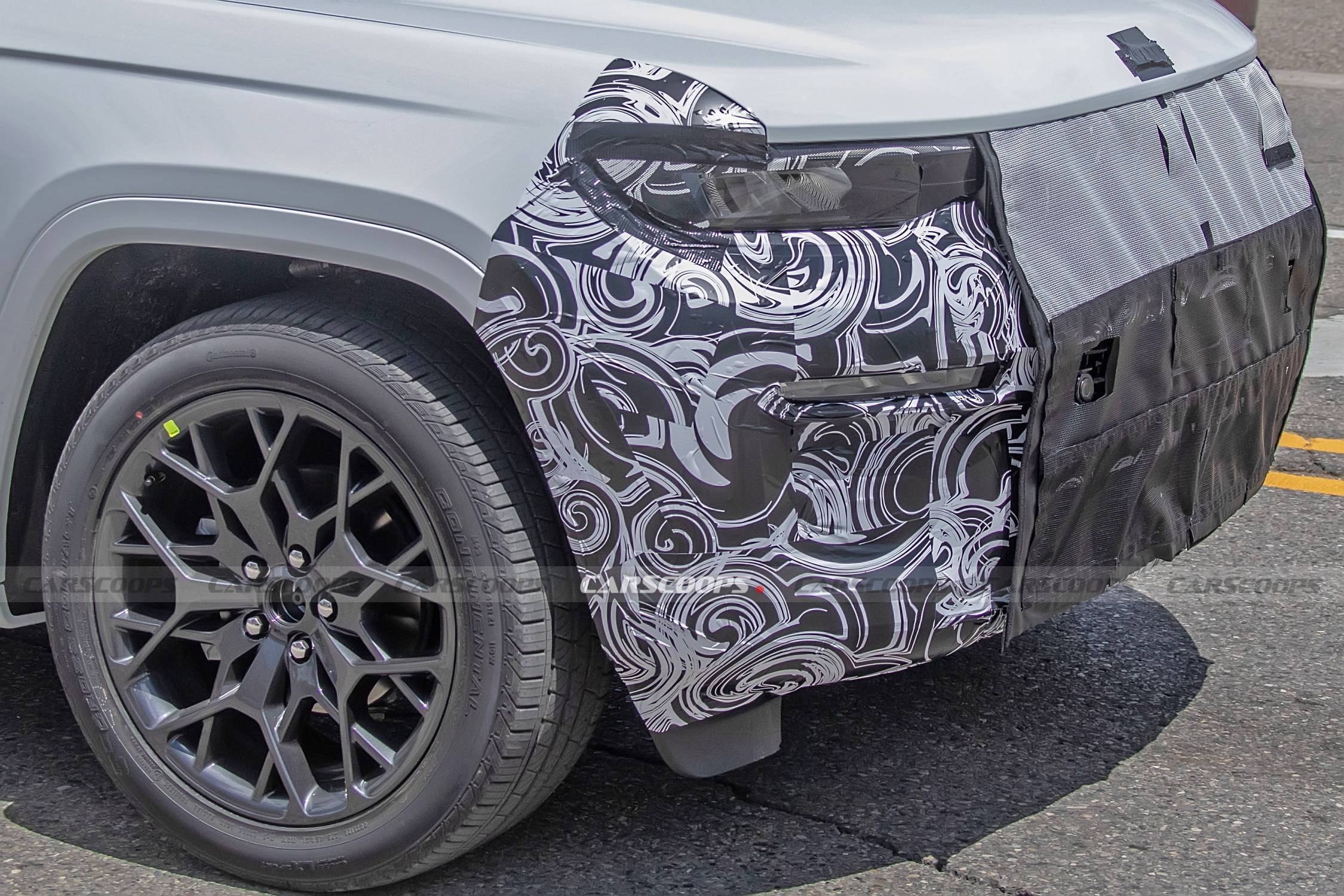 Facelifted Jeep Grand Cherokee Spied Hiding New Look And Interior