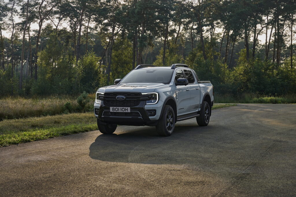 2025 Ford Ranger PHEV Debuts With 275 HP And A 28-Mile EV Range | Carscoops