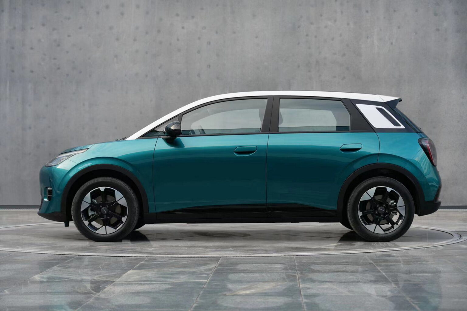 GAC Aion UT EV Starts At $9,600, Packs Up To 260 Miles Of Range | Carscoops