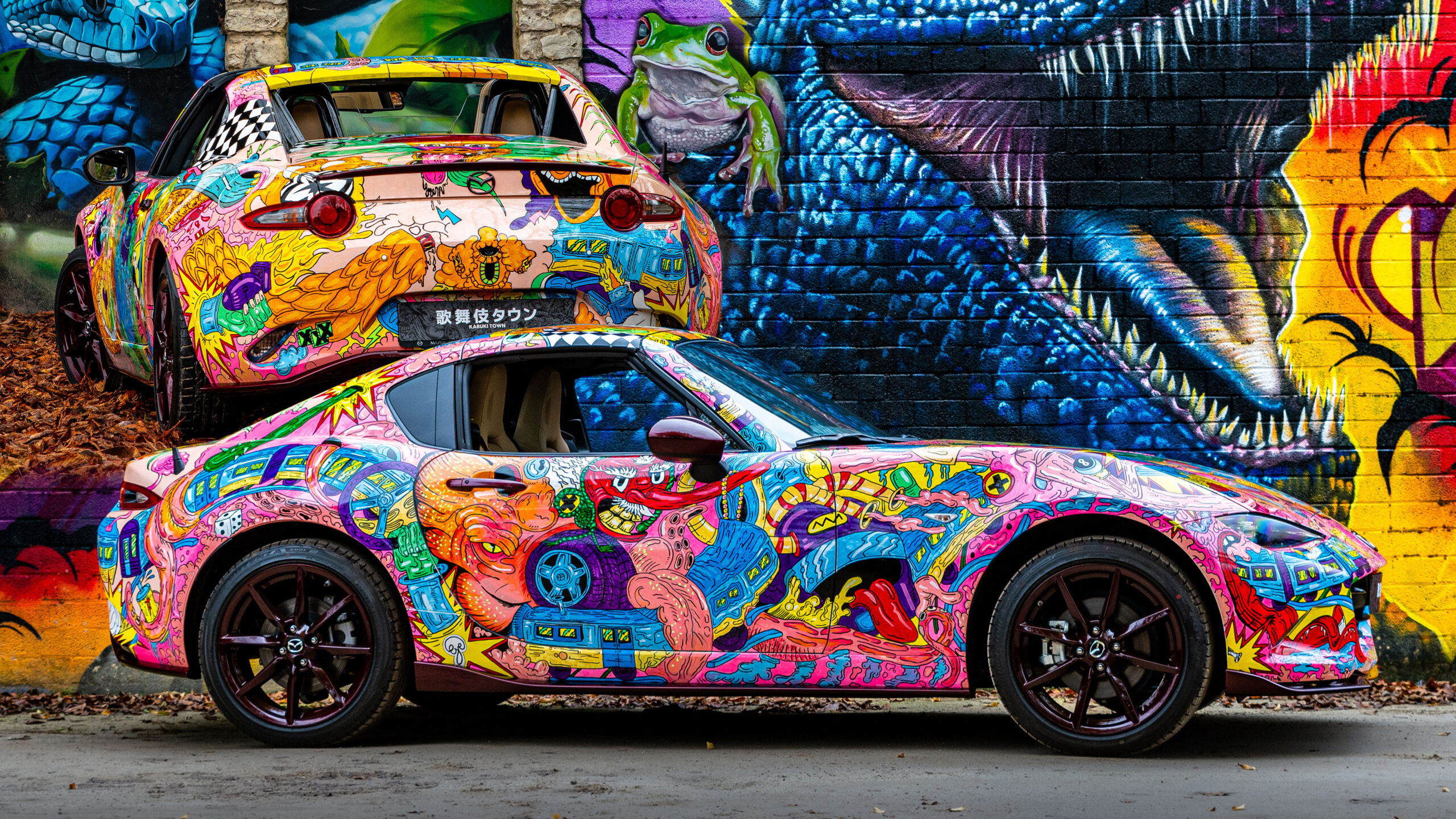 moa さま Mazda Dealer Creates A $75K MX-5 That Glows In The Dark With A