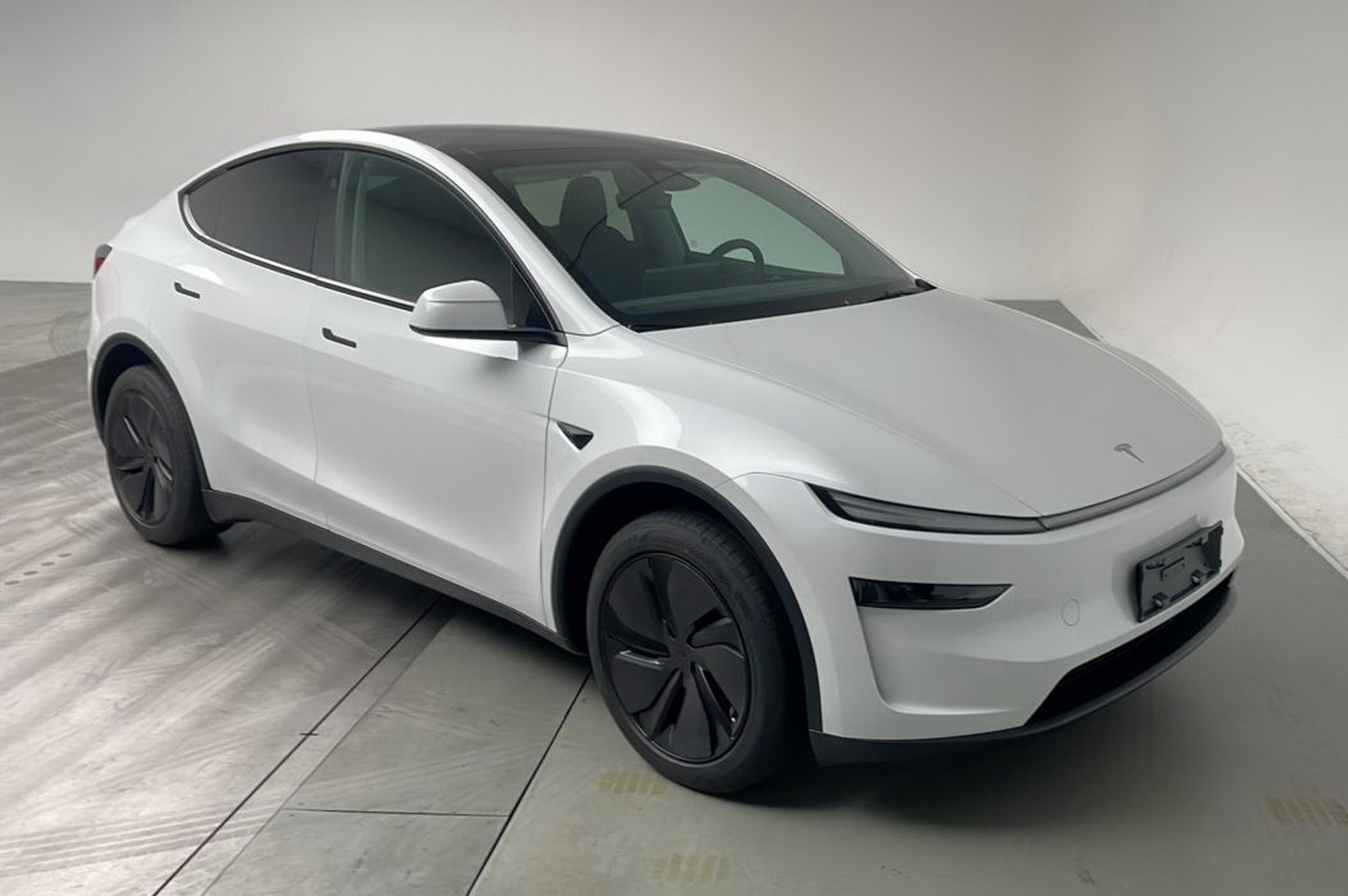 New Real-Life Pics Of 2025 Tesla Model Y ‘Juniper’ | Carscoops