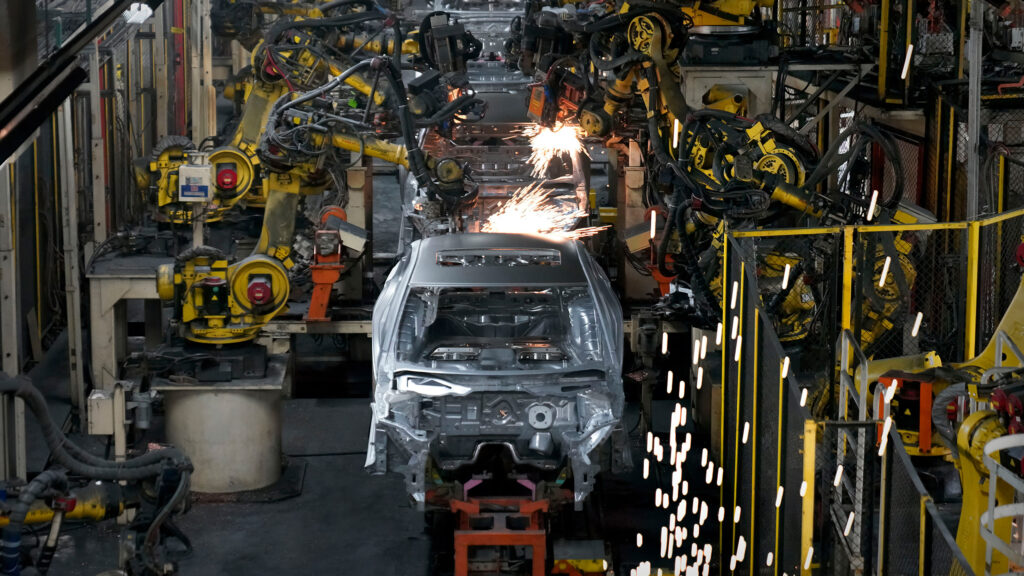  Nissan To Cut Shifts At Rogue And Altima Plants, Slashing US Output