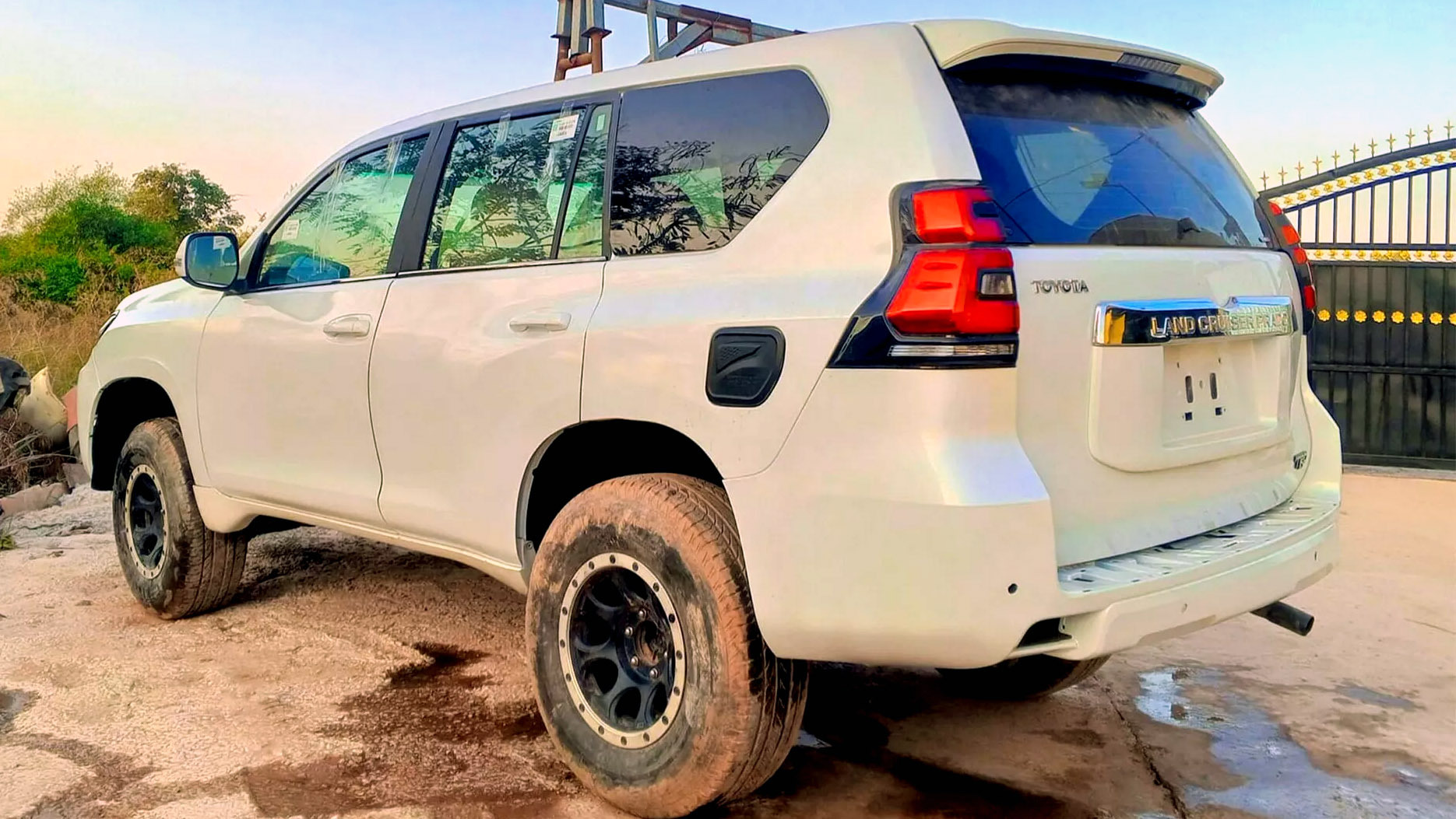 1998 Land Cruiser Leaps 24 Years Into The Future | Carscoops