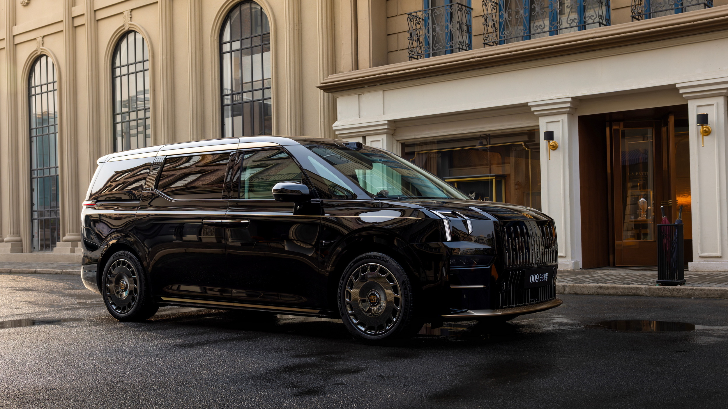 Zeekr's Gold-Plated 009 Is The Rolls-Royce Of Minivans | Carscoops