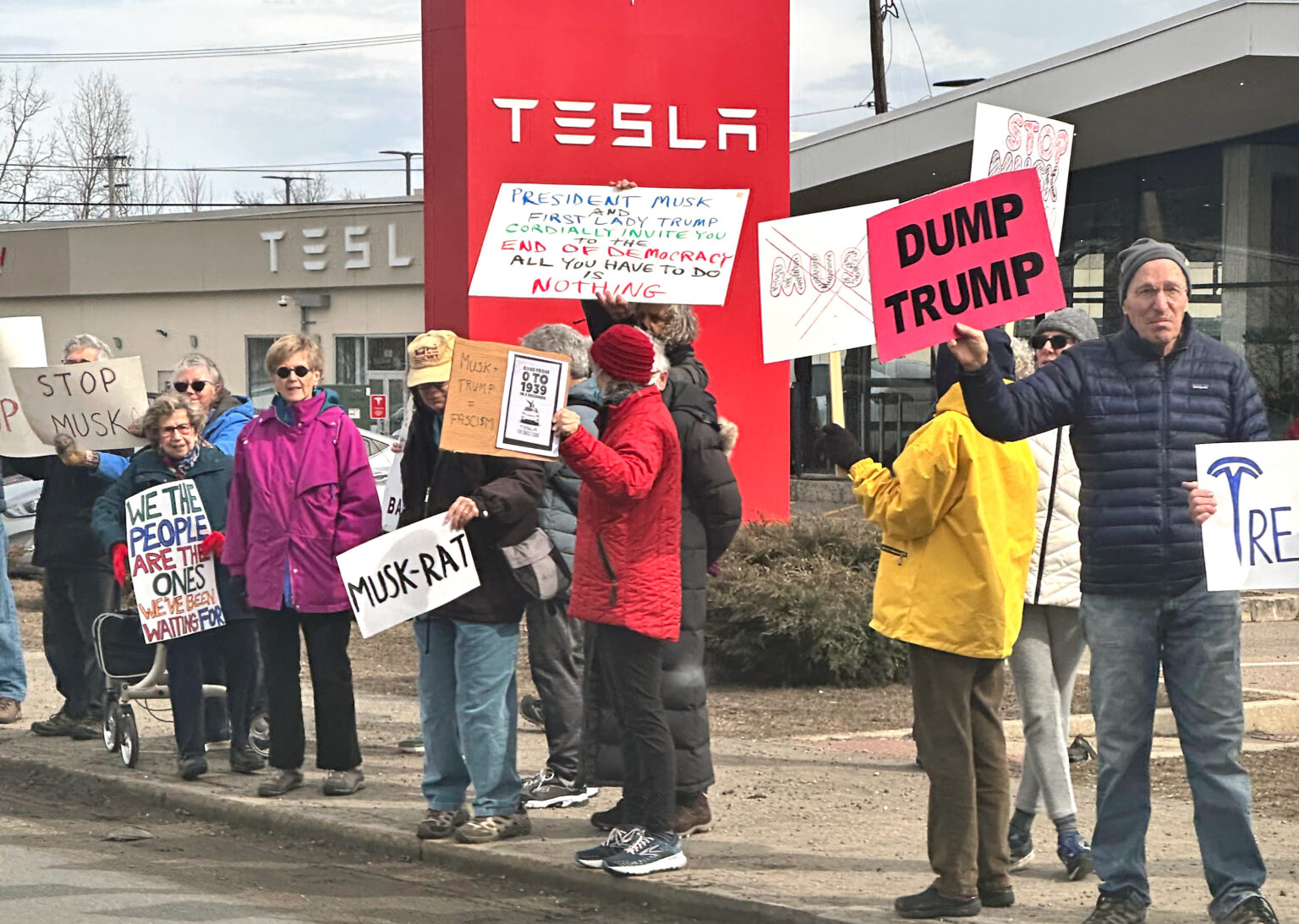 Иллюстрация к новости об увольнениях в Tesla