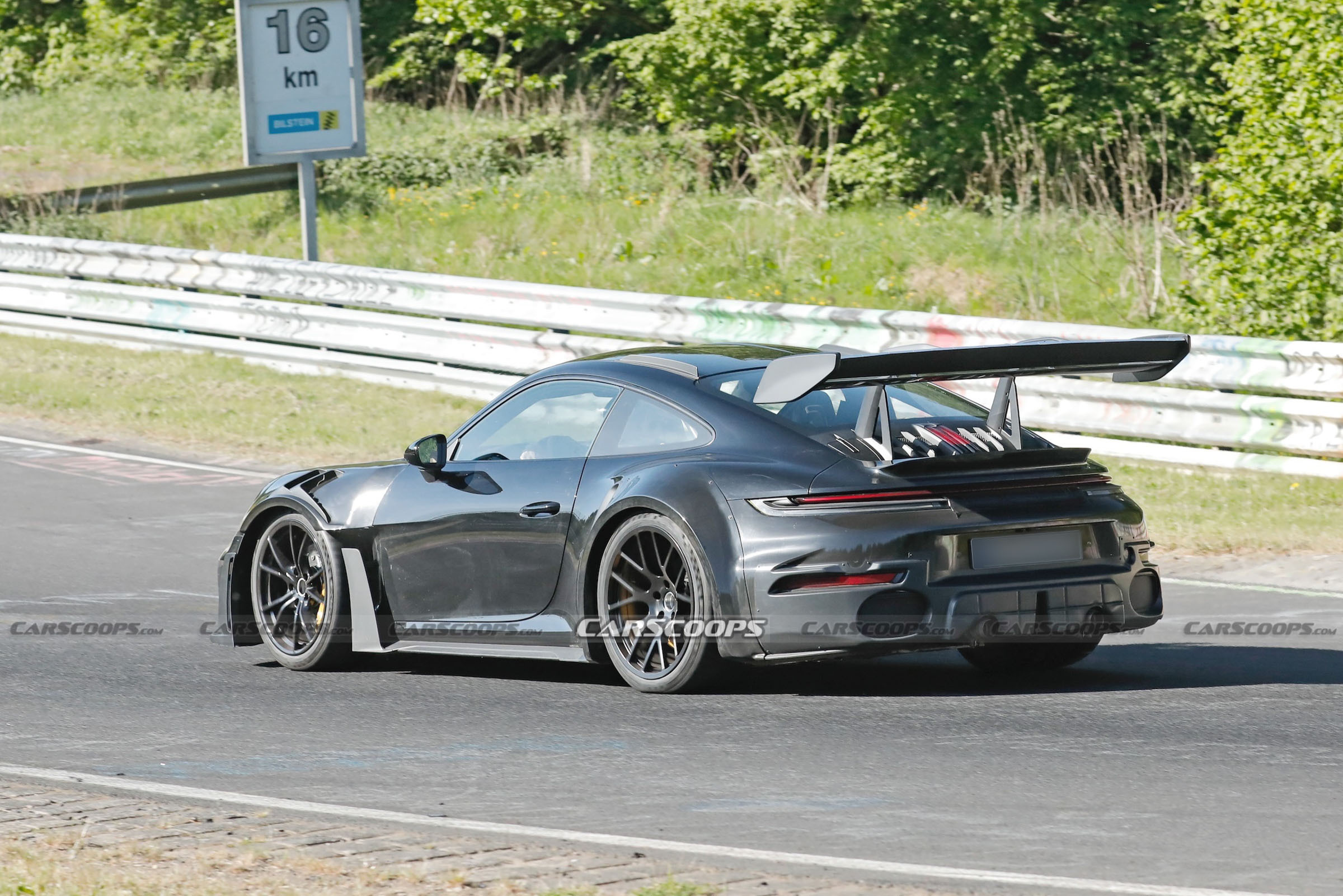 new-porsche-911-gt2-rs-flaunts-its-huge-fenders-because-a-gt3-rs-is