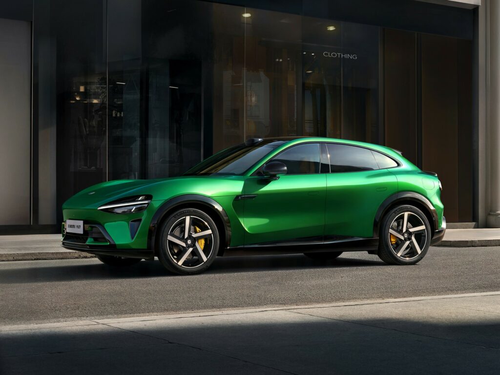 Xiaomi YU7 збоку