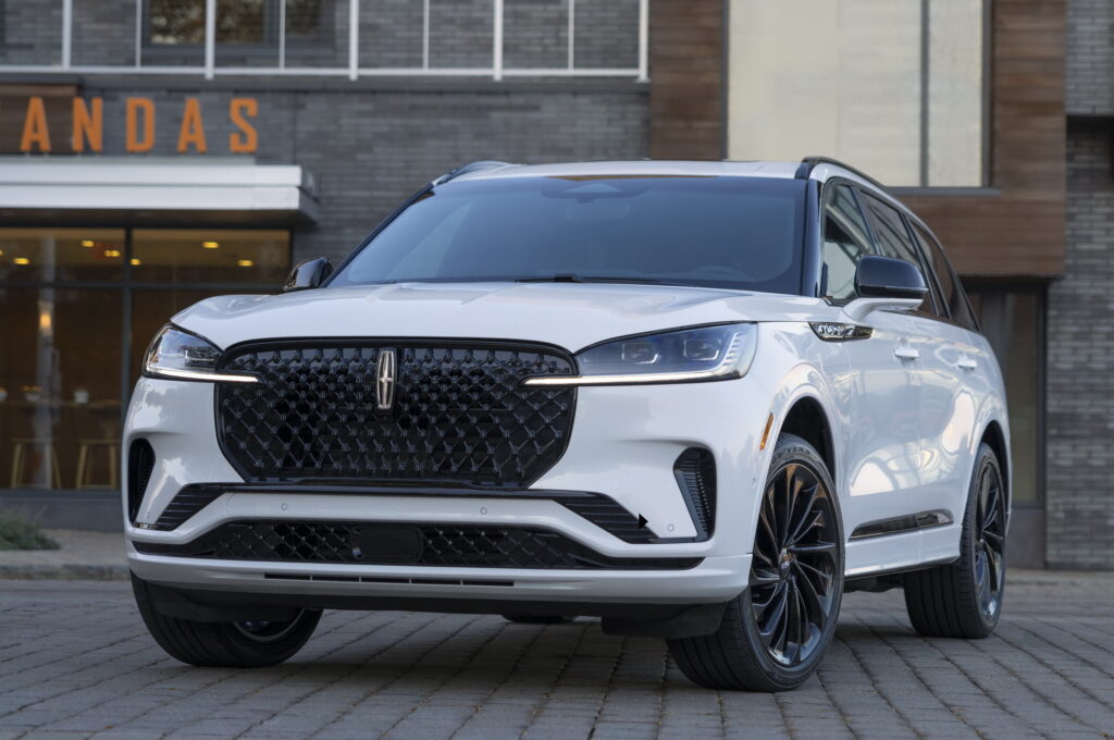  This Lincoln SUV&rsquo;s Trim Can Literally Fly Off While You&rsquo;re Driving