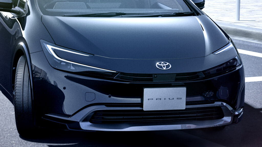  Thieves Are Using Stolen Toyota Priuses To Hunt Down Land Cruisers