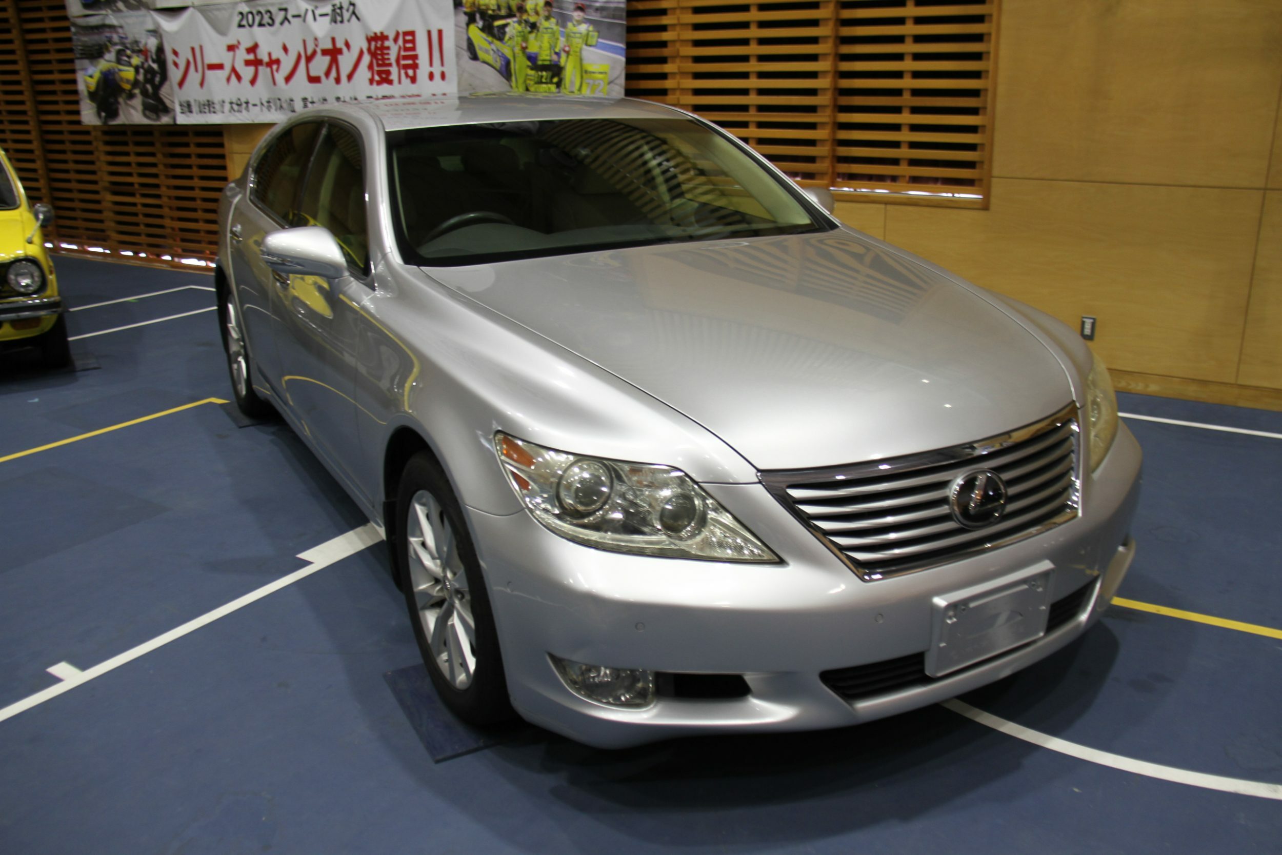 Перш ніж Lexus перетворив LS на мінівен, вони перетворили мінівен на седан