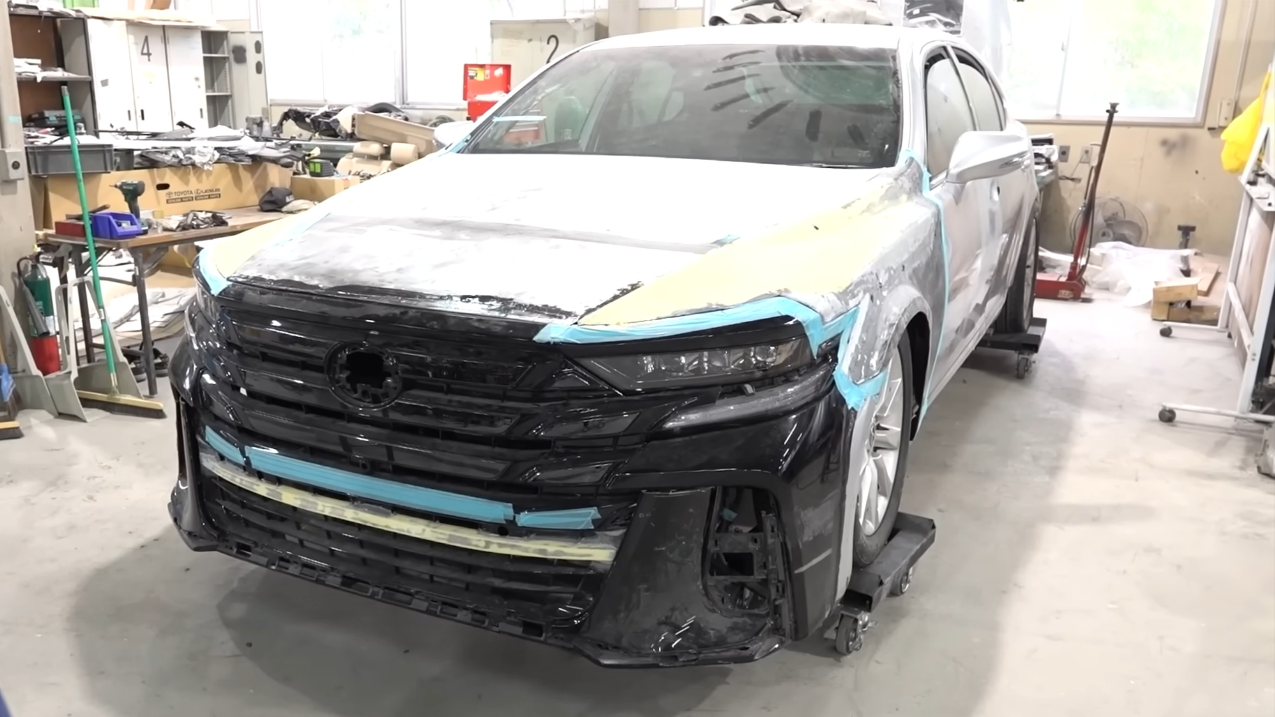 Перш ніж Lexus перетворив LS на мінівен, вони перетворили мінівен на седан