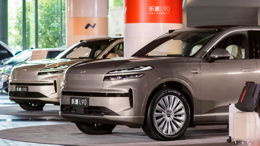  Tesla Once Tested 90-Second Battery Swaps, Nio Scaled It To 176,000 In A Day