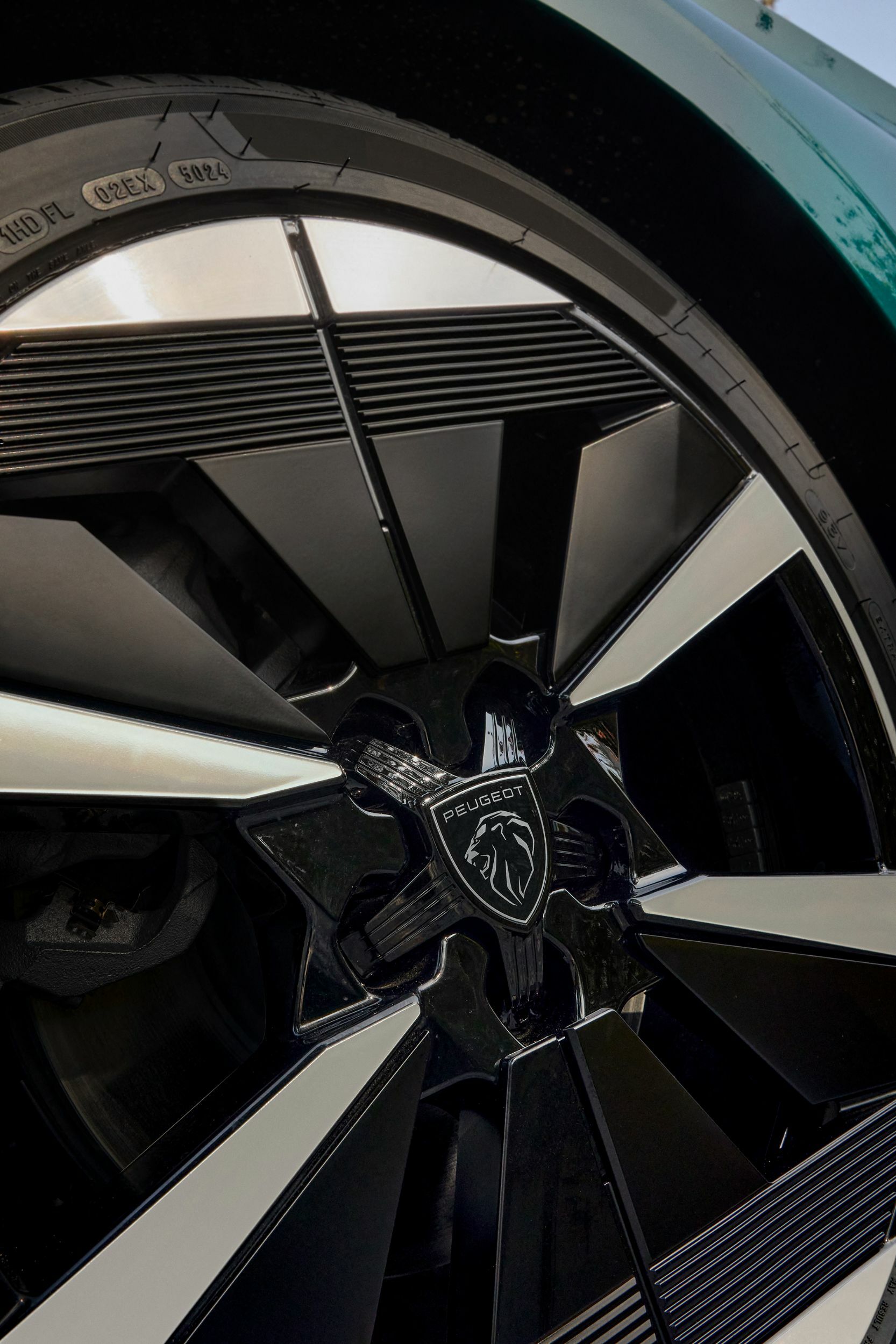 Facelifted Peugeot 308 Drops The Fangs But Learns New Tricks
