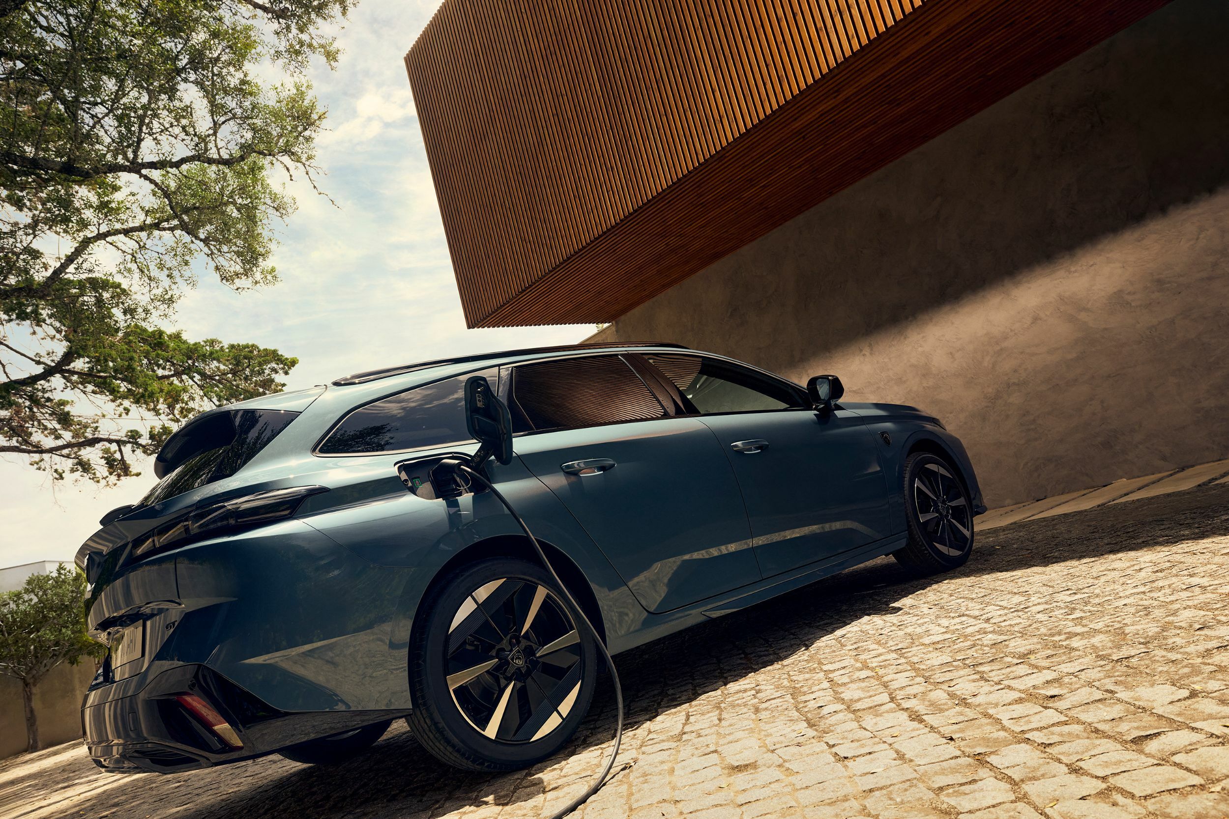 Facelifted Peugeot 308 Drops The Fangs But Learns New Tricks