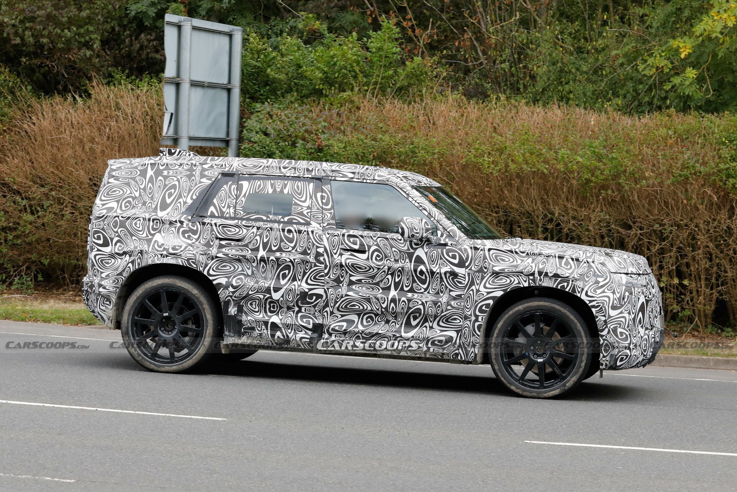 Land Rover Defender Sport EV spy shots 00012