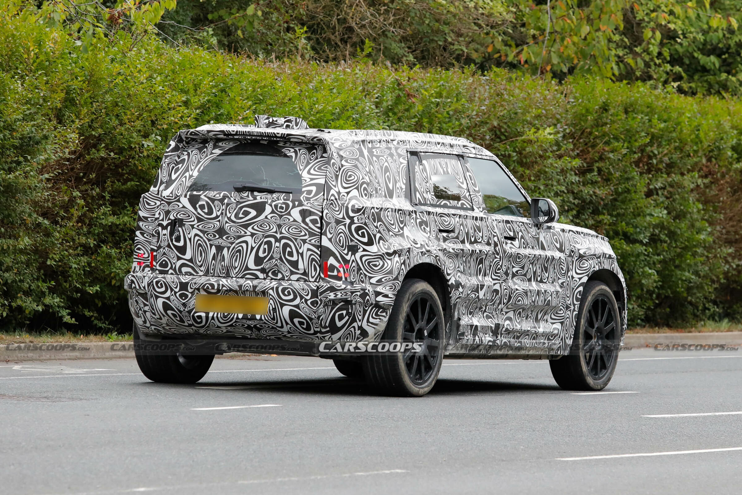 Land Rover Defender Sport EV spy shots 00018