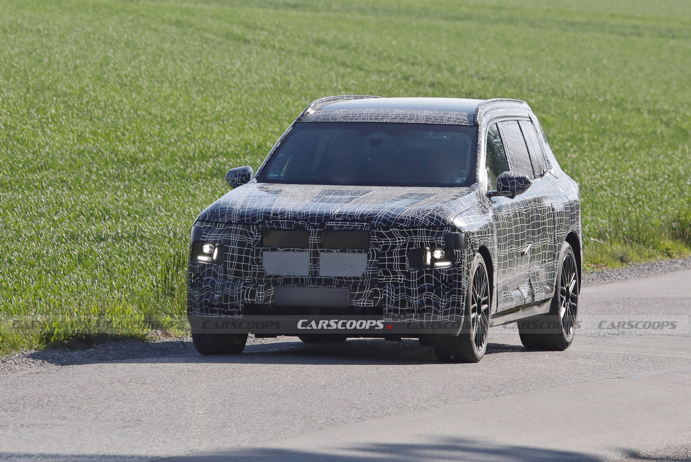 2027 BMW X7 001