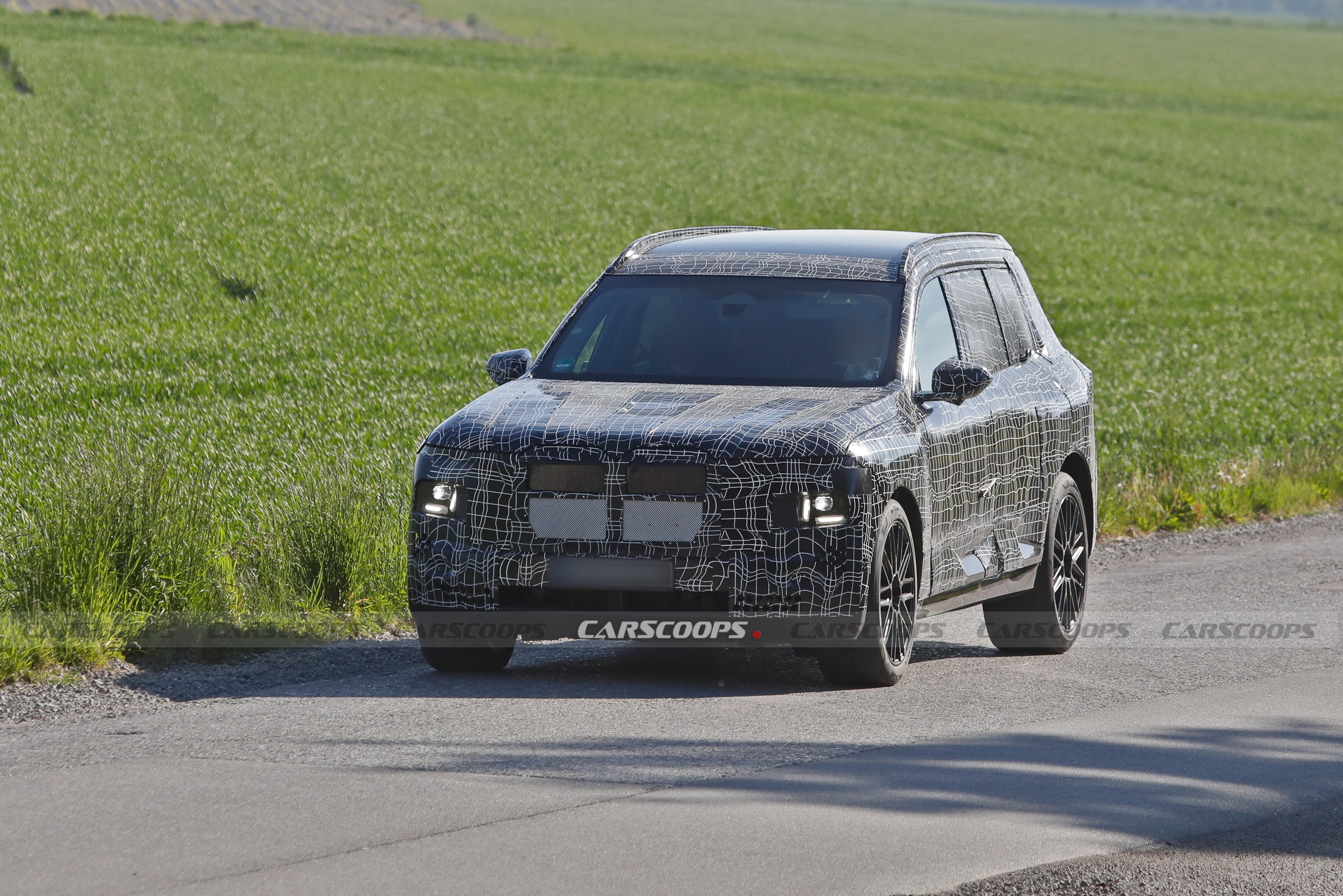 2027 BMW X7 002