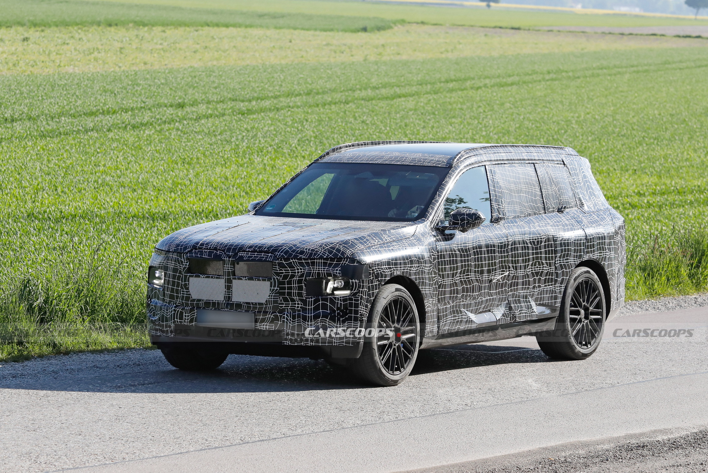 2027 BMW X7 006
