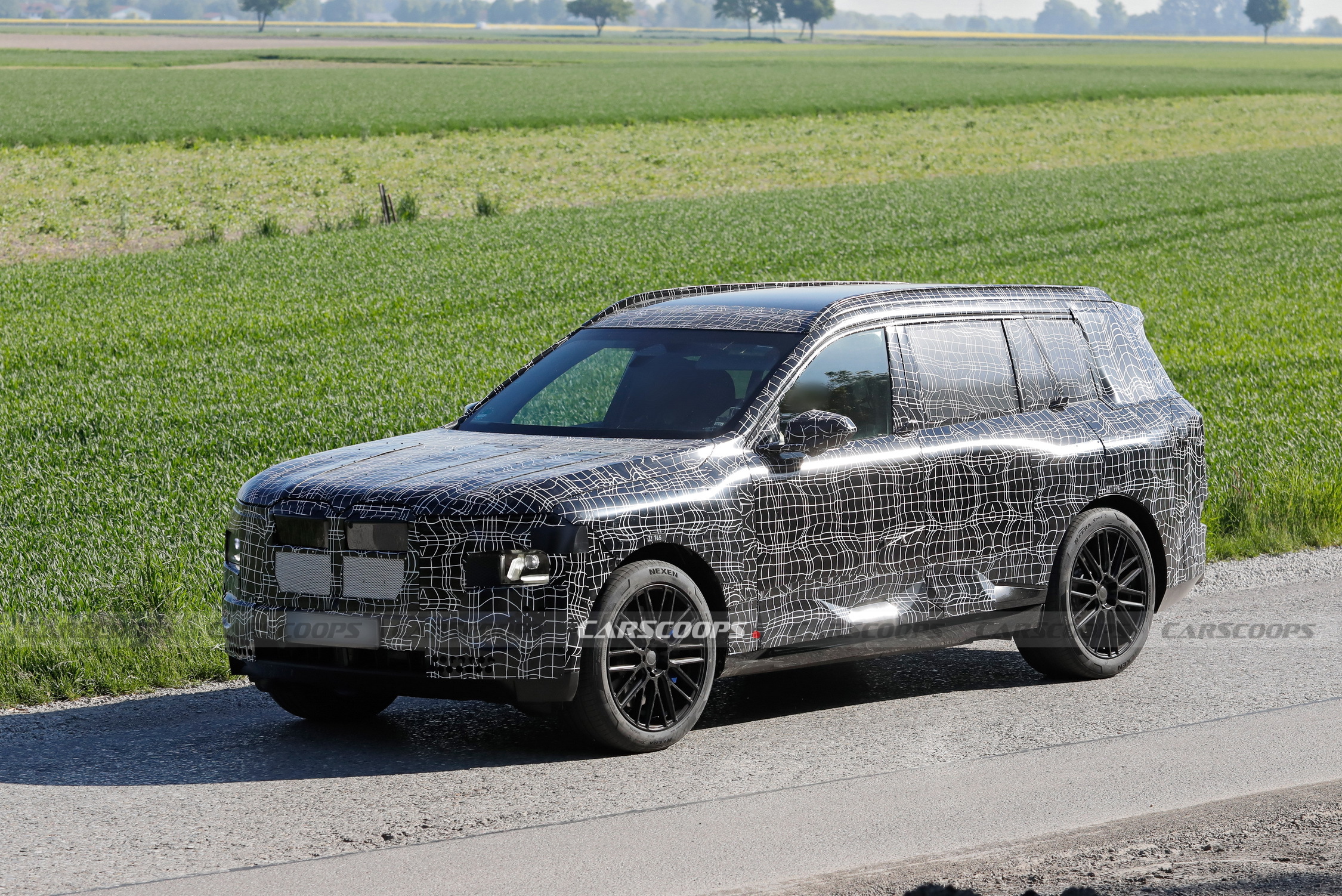 2027 BMW X7 007