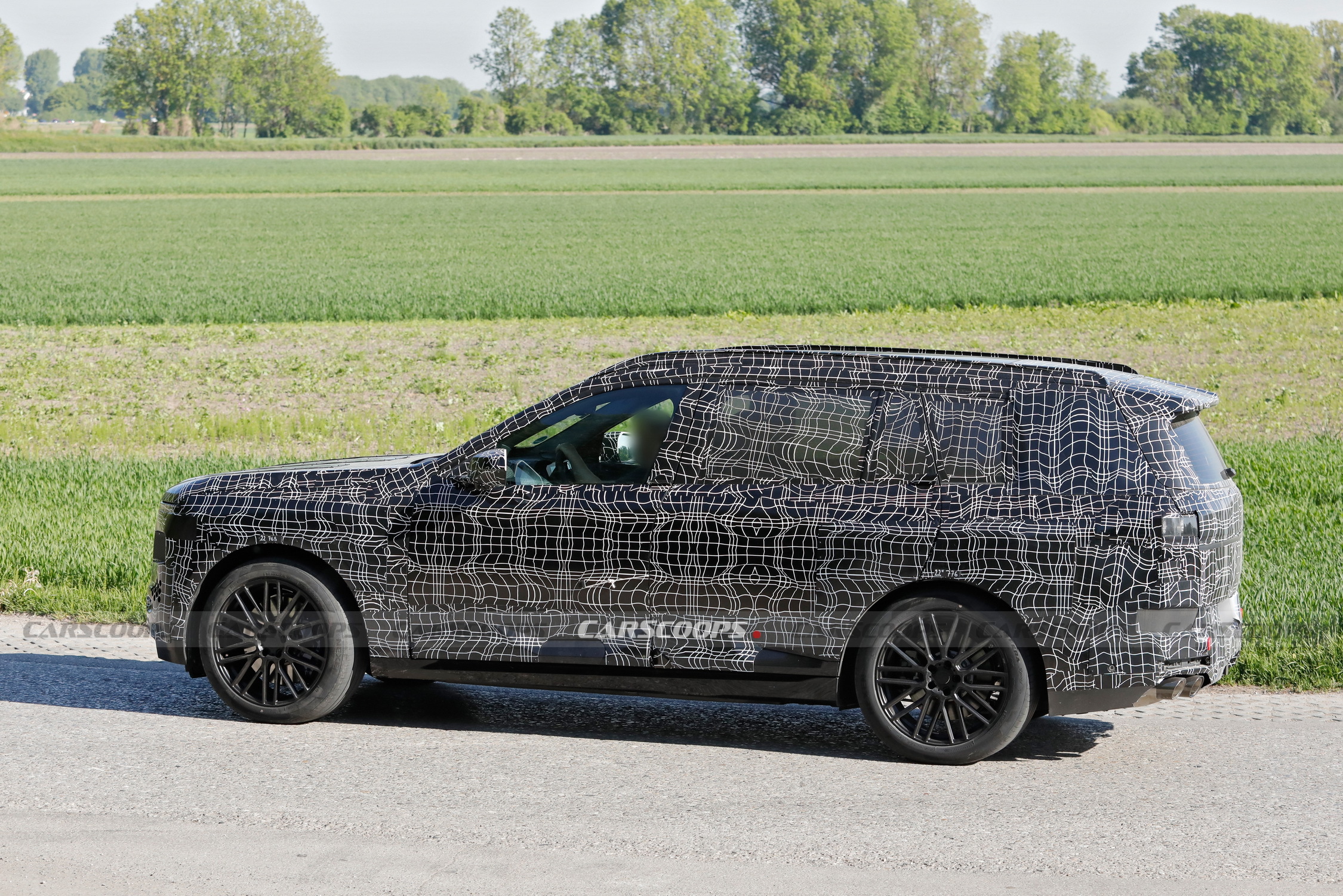 2027 BMW X7 010