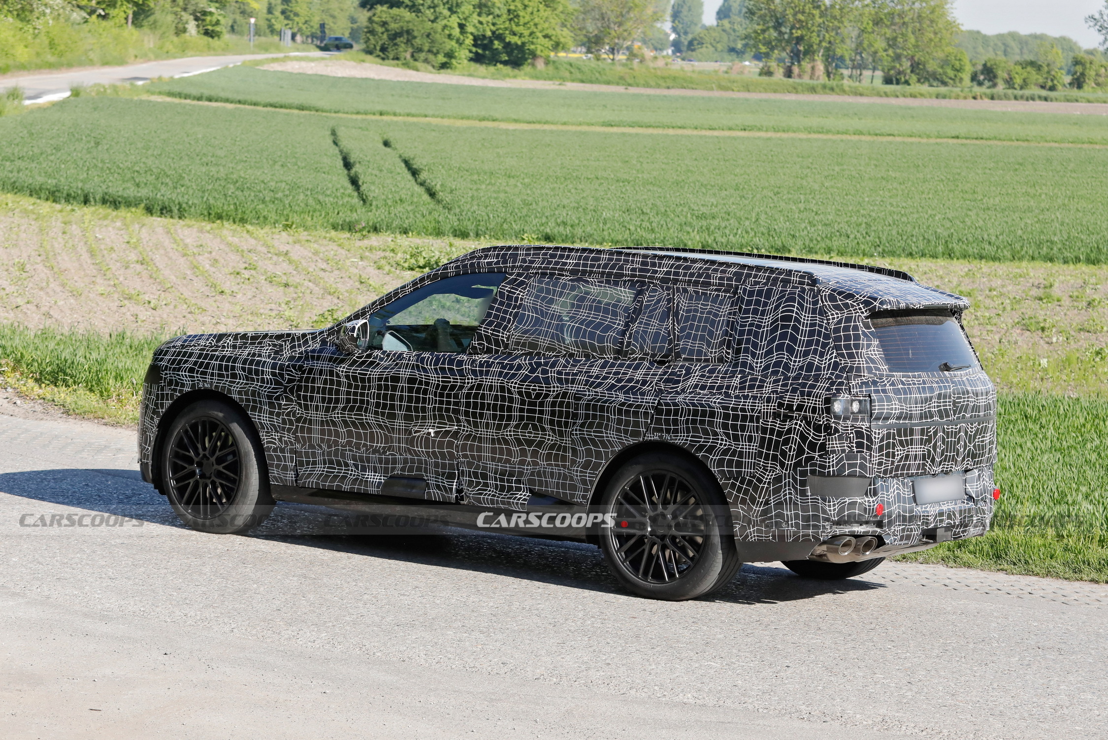 2027 BMW X7 011