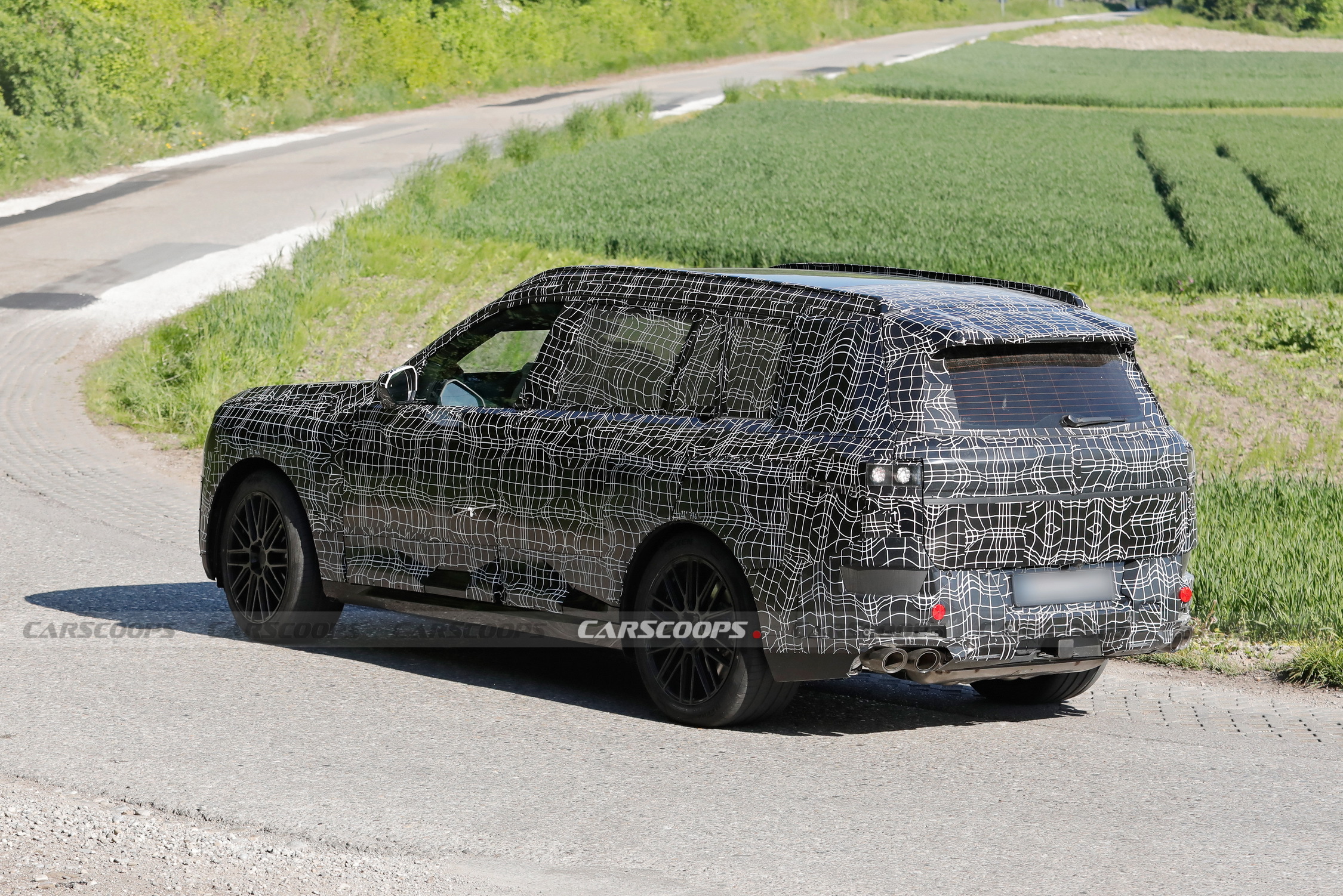 2027 BMW X7 012