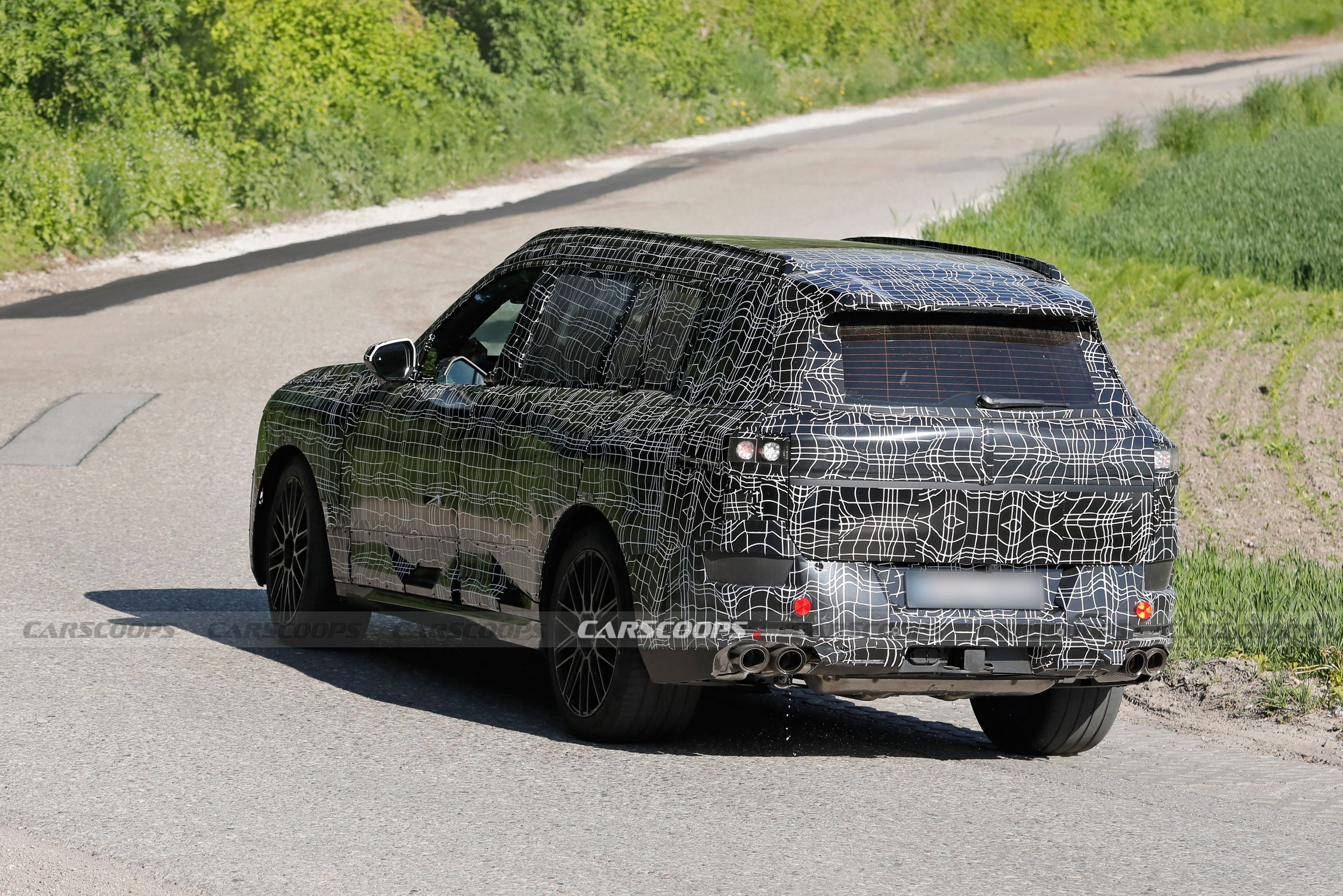 2027 BMW X7 013