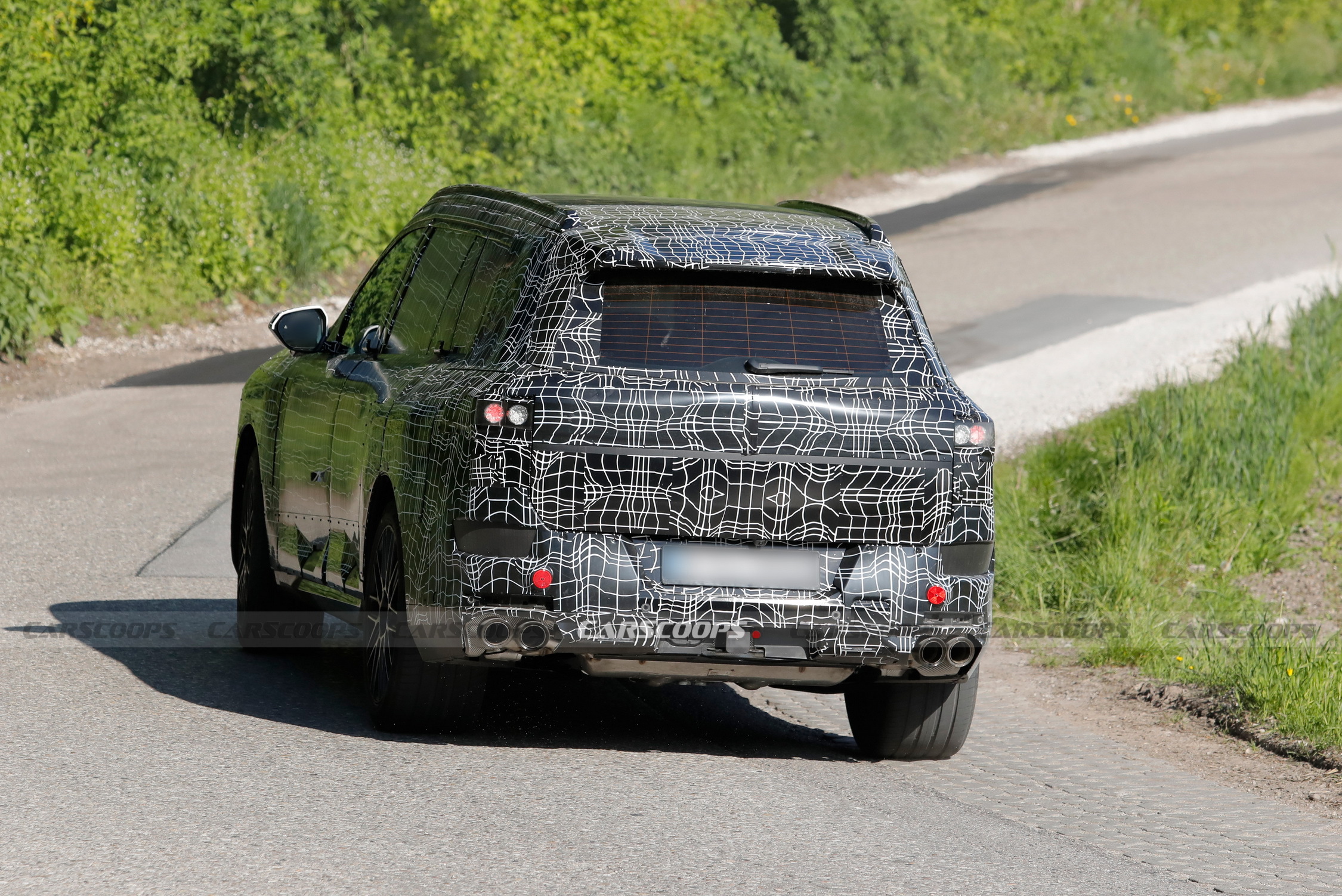 2027 BMW X7 014