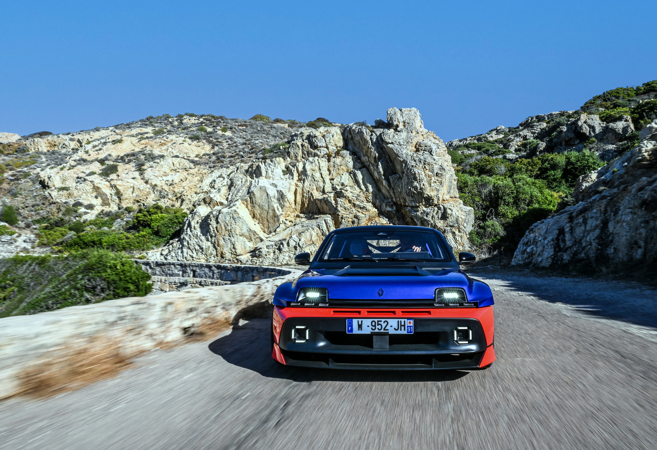 Renault 5 Turbo 3E at the historic Tour de Corse (1)