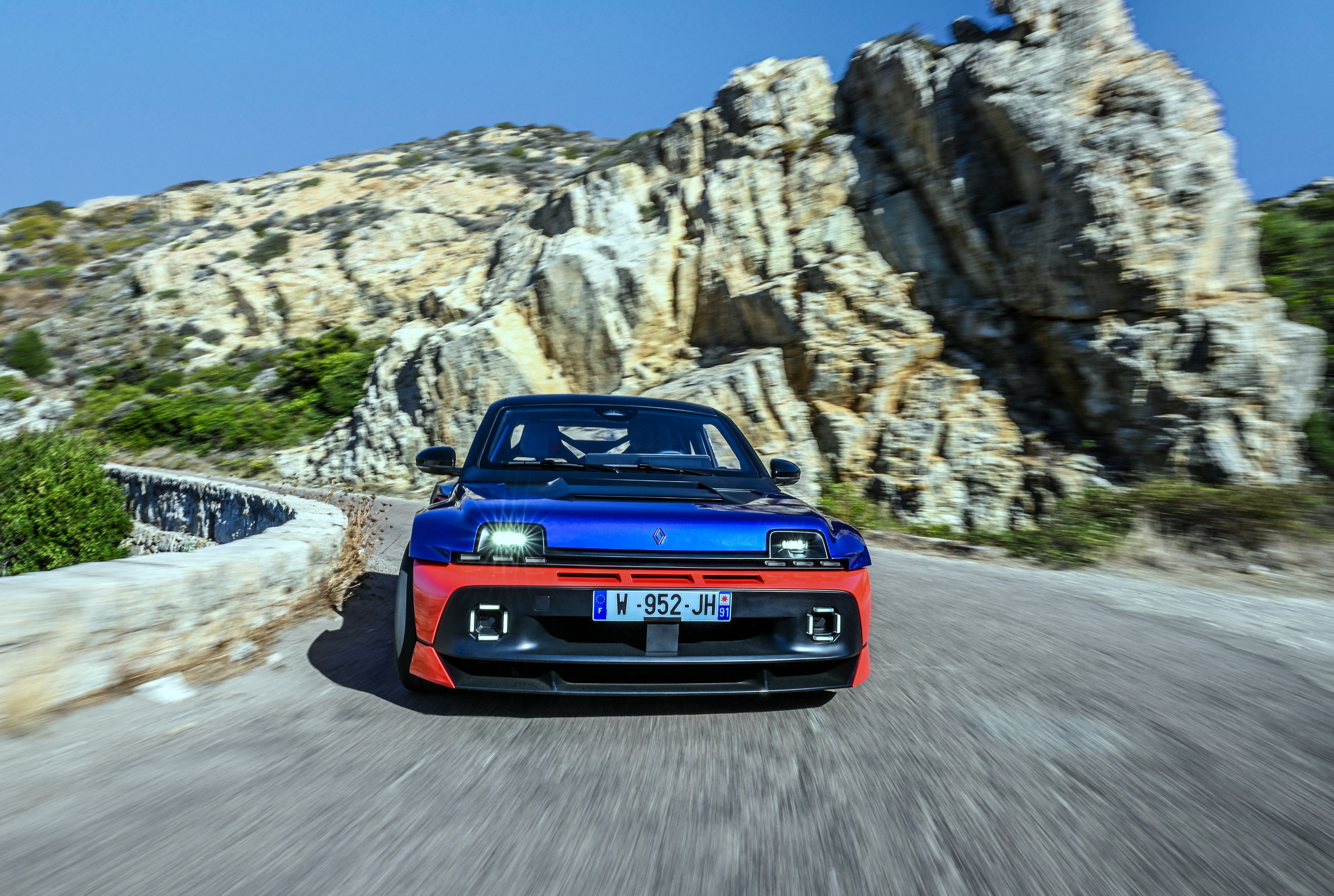 Renault 5 Turbo 3E at the historic Tour de Corse (1)s