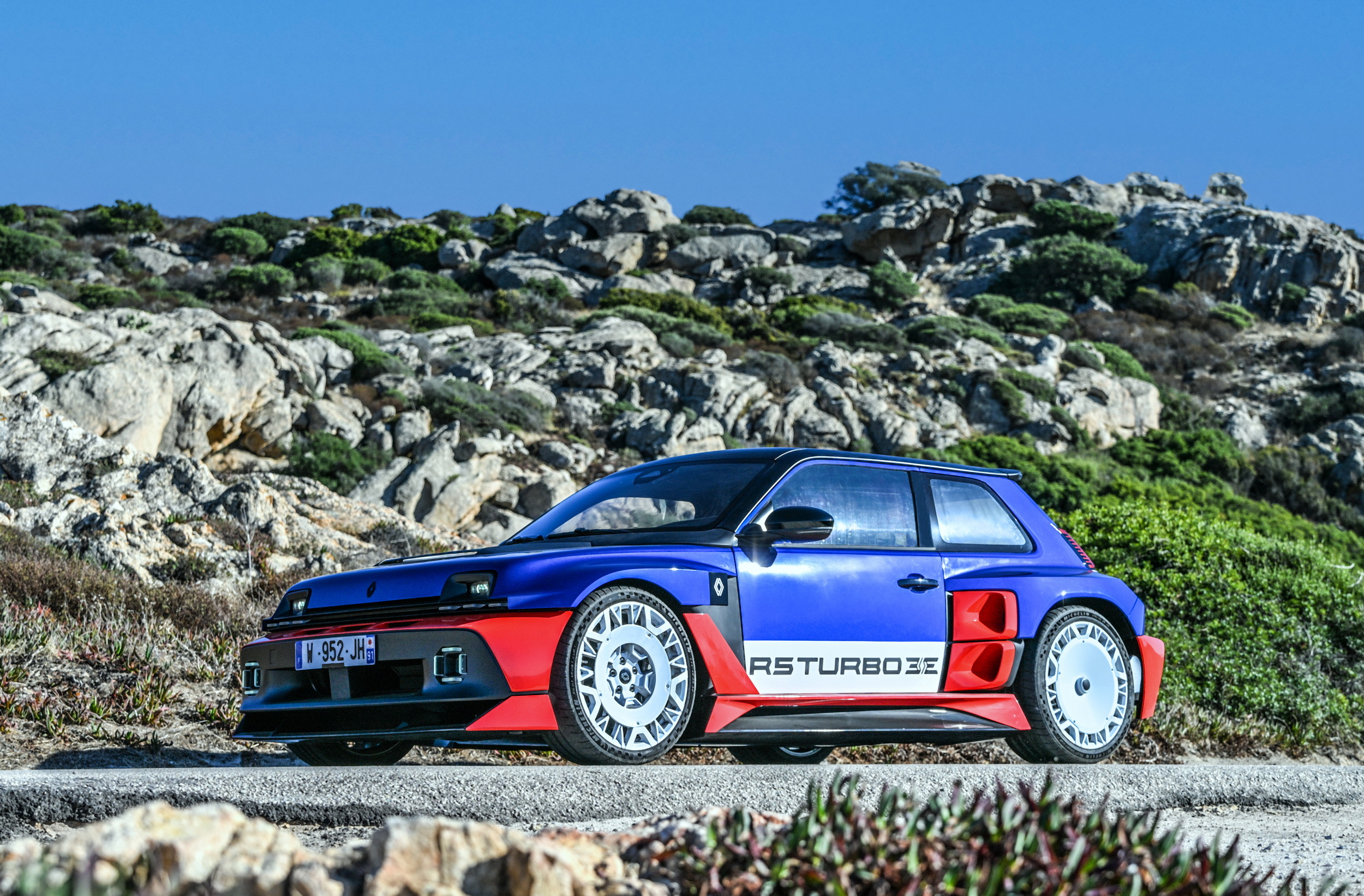 Renault 5 Turbo 3E at the historic Tour de Corse (38)
