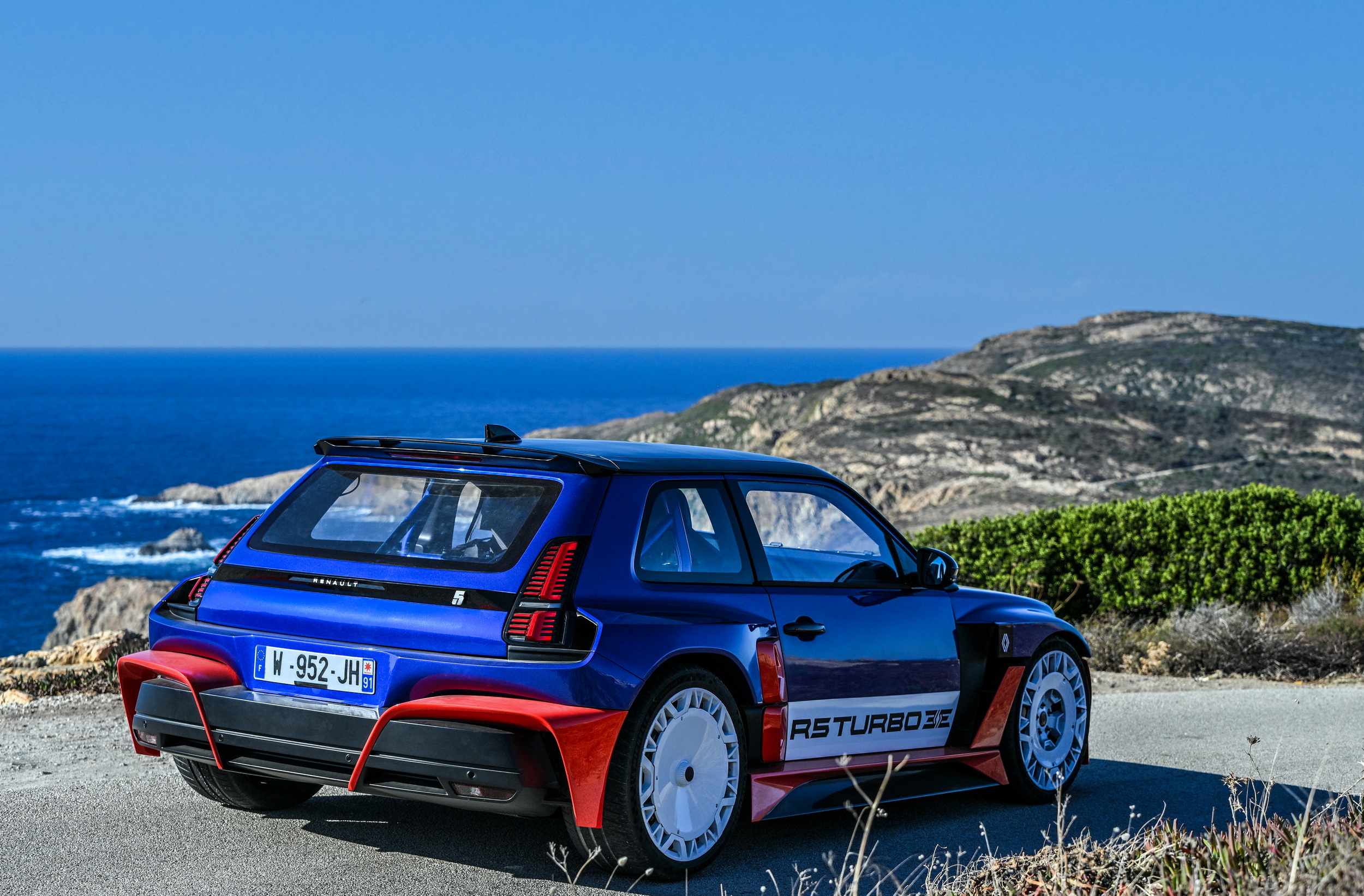 Renault 5 Turbo 3E at the historic Tour de Corse (41)