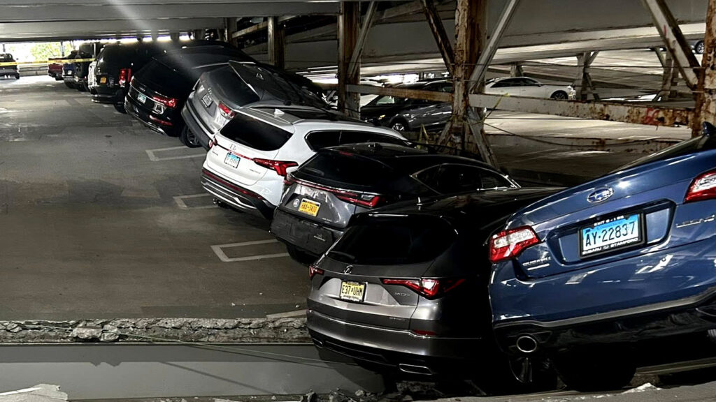  Hundreds Of Cars Trapped After NY Parking Suddenly Collapses