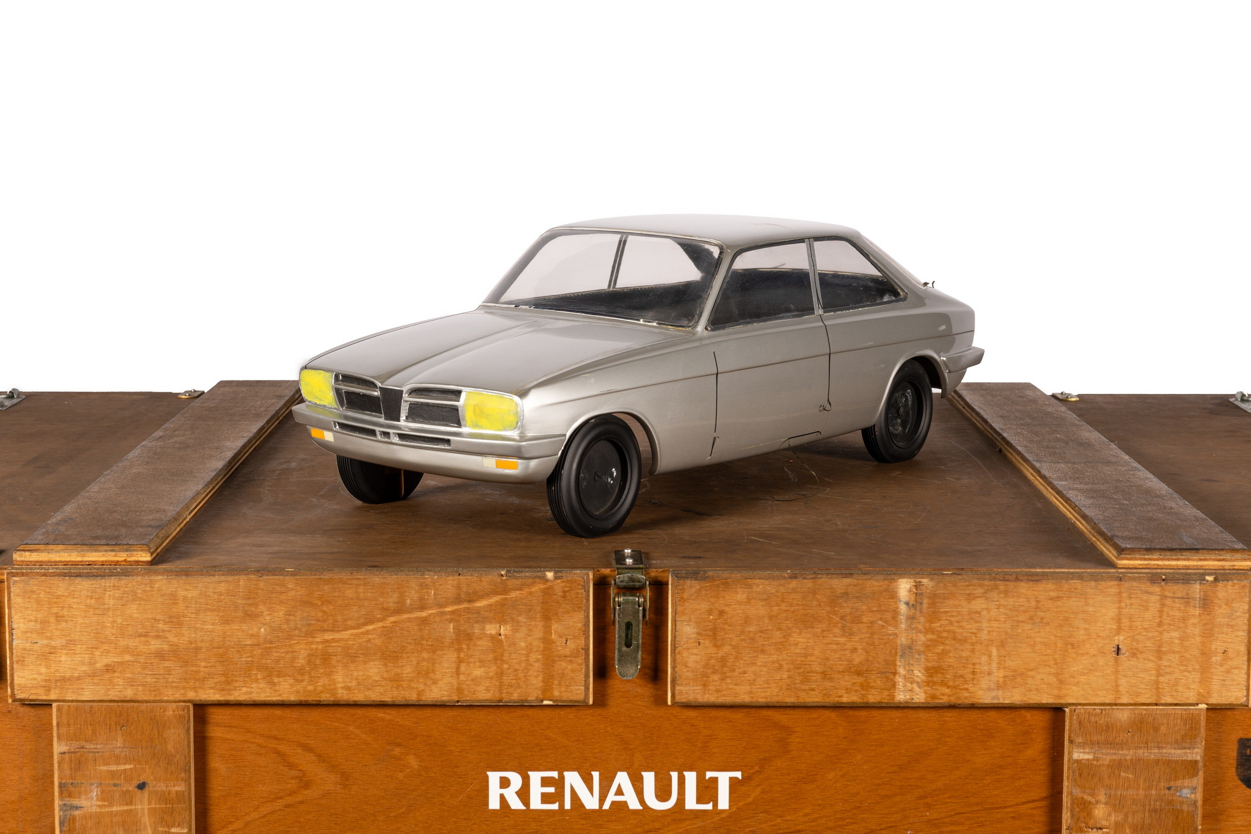 1963 Renault R16 Study Project F - Scale Model (1)