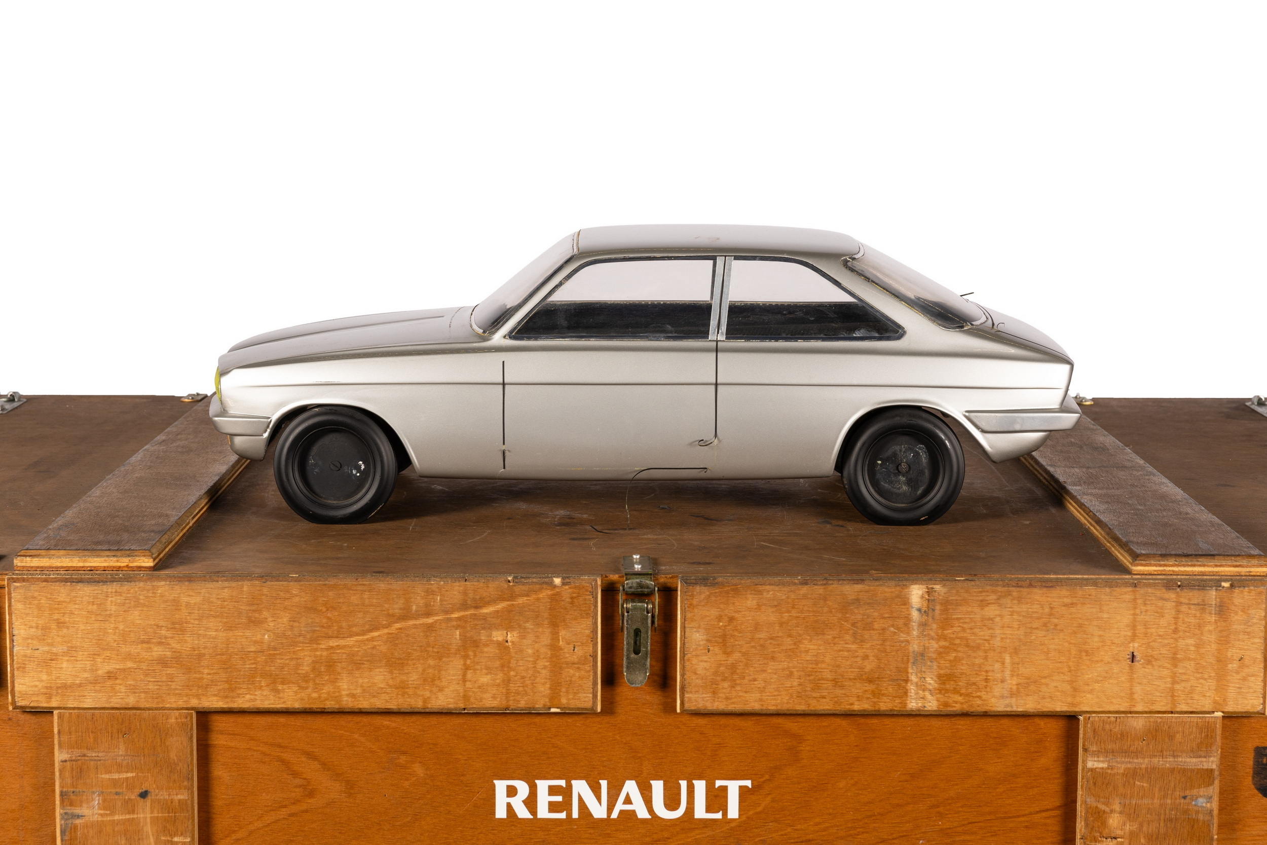 1963 Renault R16 Study Project F - Scale Model (2)