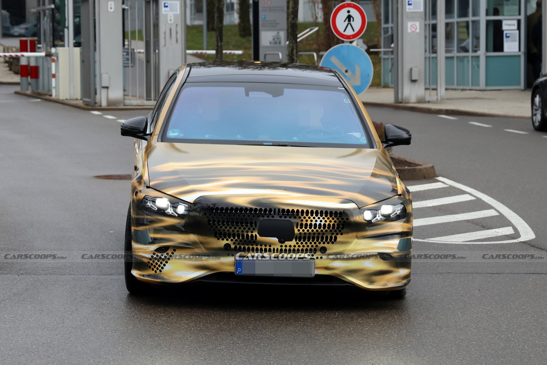 Новият Mercedes S-класа запазва V8 двигателя, но изхвърля коляновия си вал